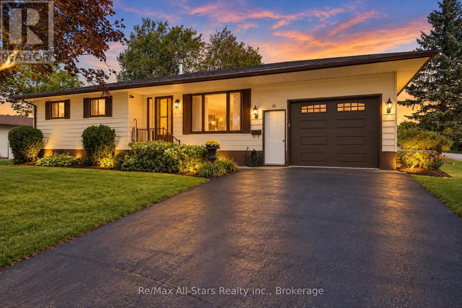MLS® listing #30305598 for sale located at 10 EMILY STREET N