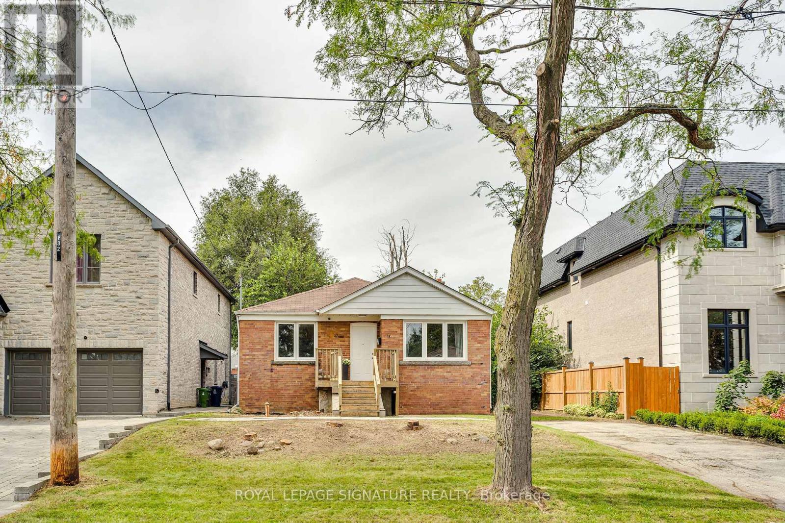 MLS® listing #30310458 for sale located at 32 WIGAN CRESCENT