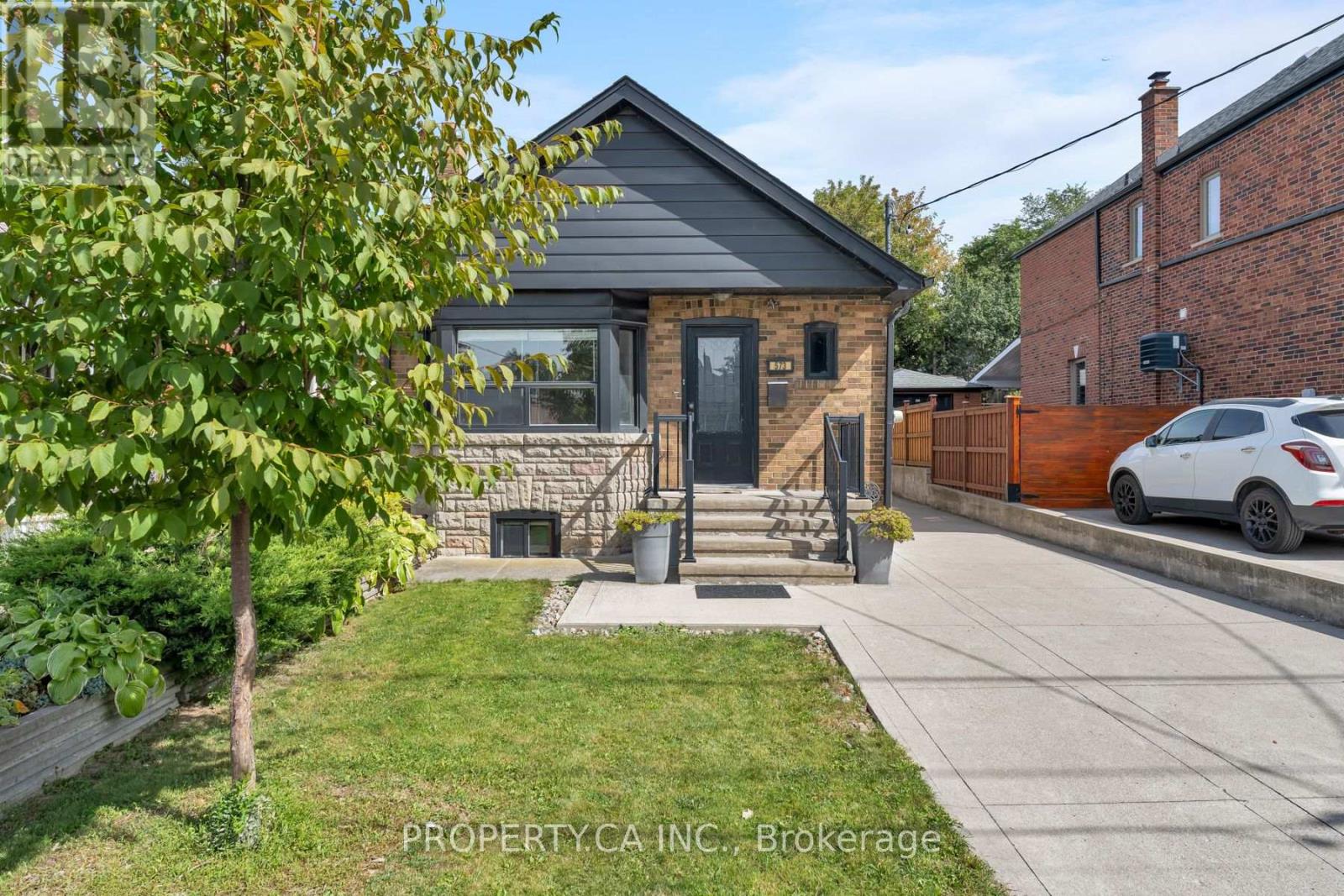 MLS® listing #30313602 for sale located at 573 NORTHCLIFFE BOULEVARD