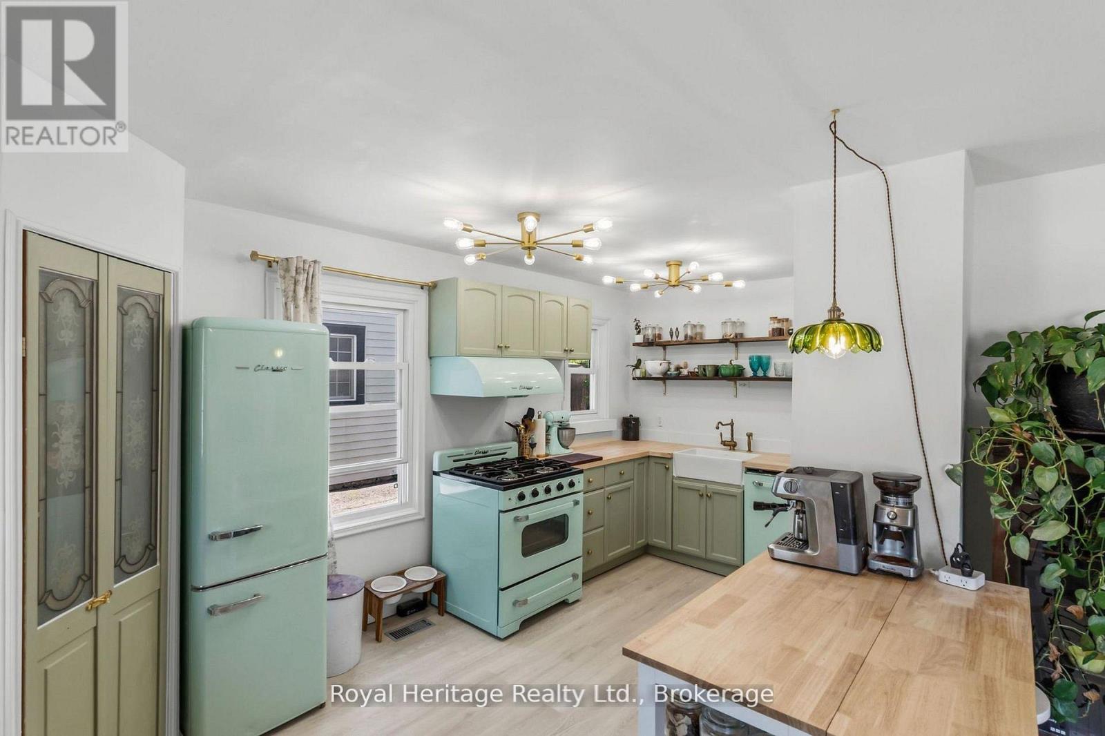 MLS® listing #30315320 for sale located at 31 CAROLINE STREET