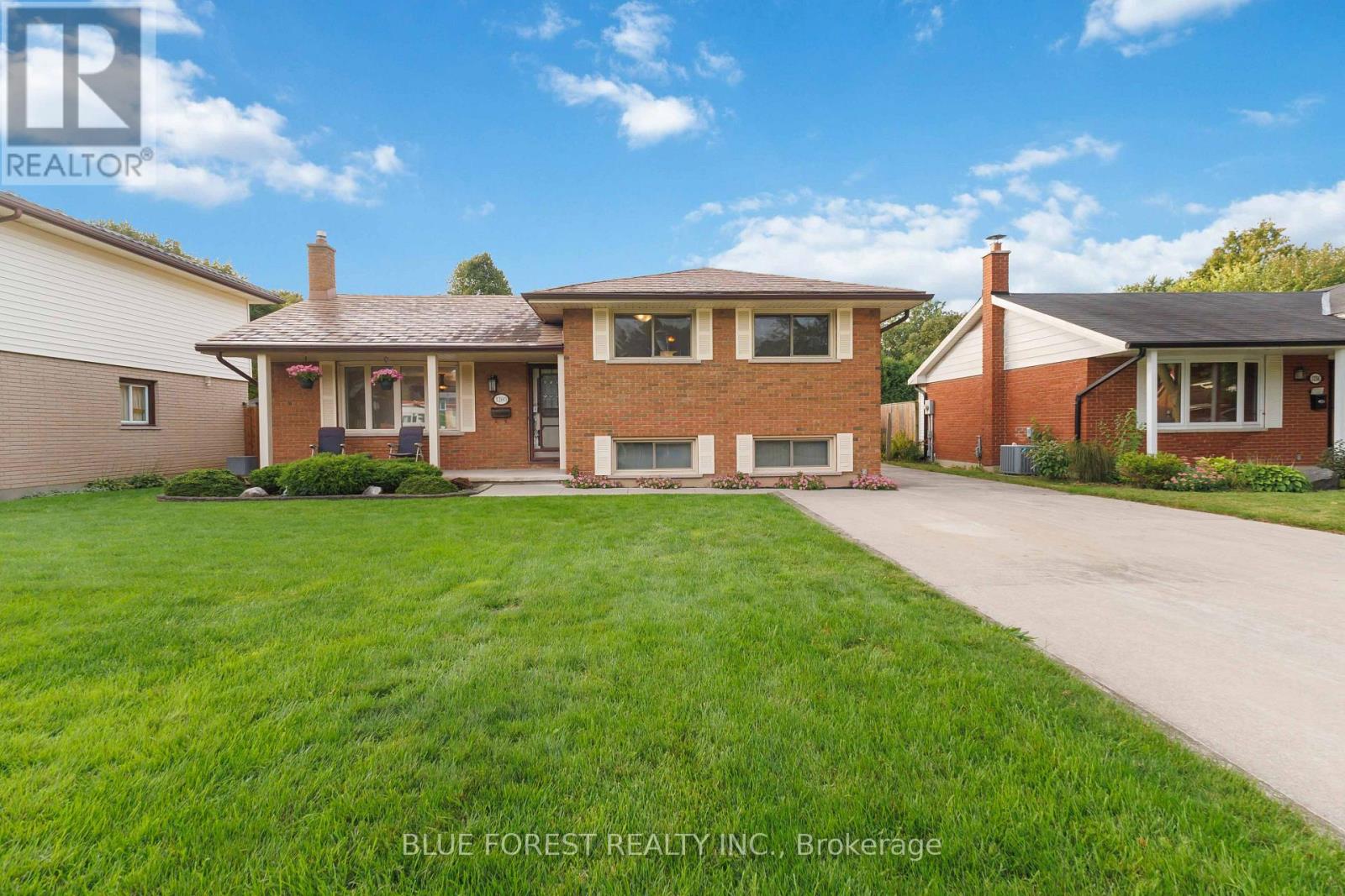 MLS® listing #30320806 for sale located at 1260 VICTORIA DRIVE