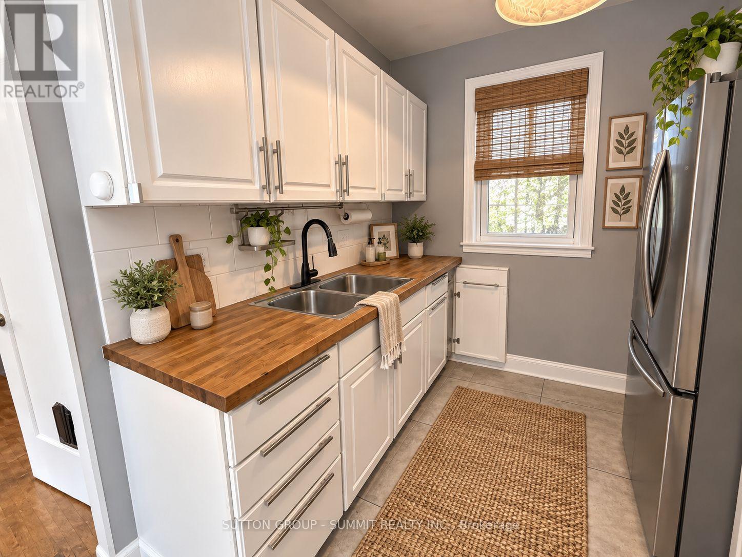 MLS® listing #30328302 for sale located at 40 PLEASANT AVENUE