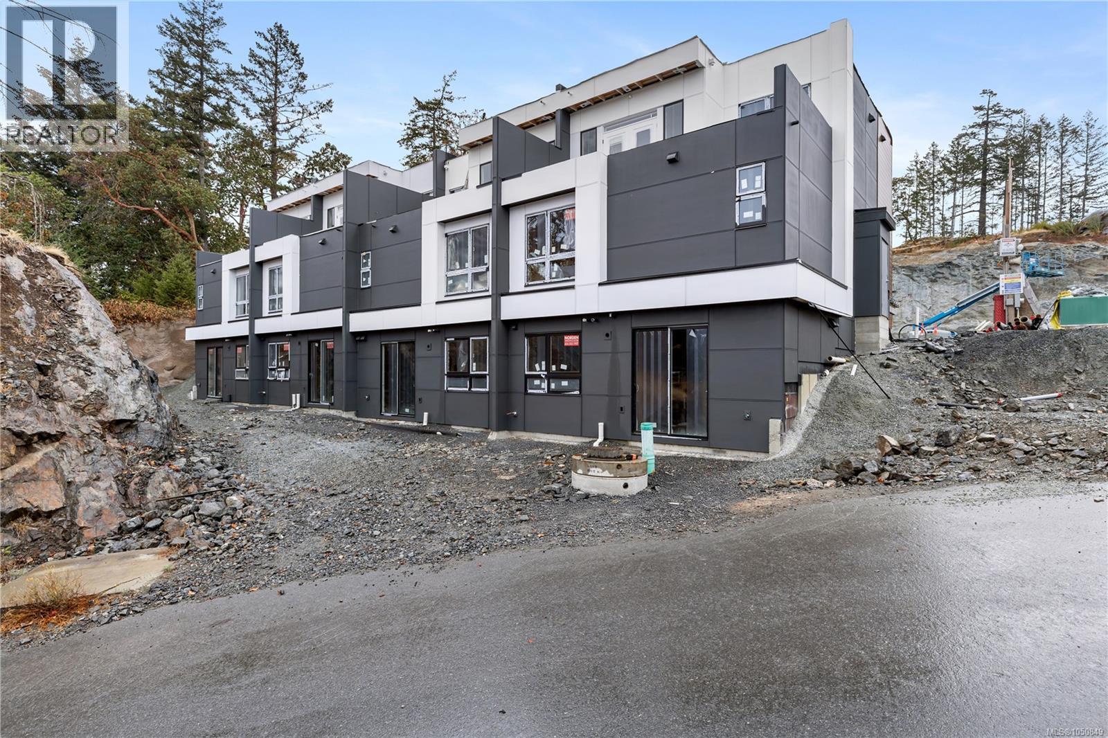 MLS® listing #30329086 for sale located at 4 2787 Lakeview Terr