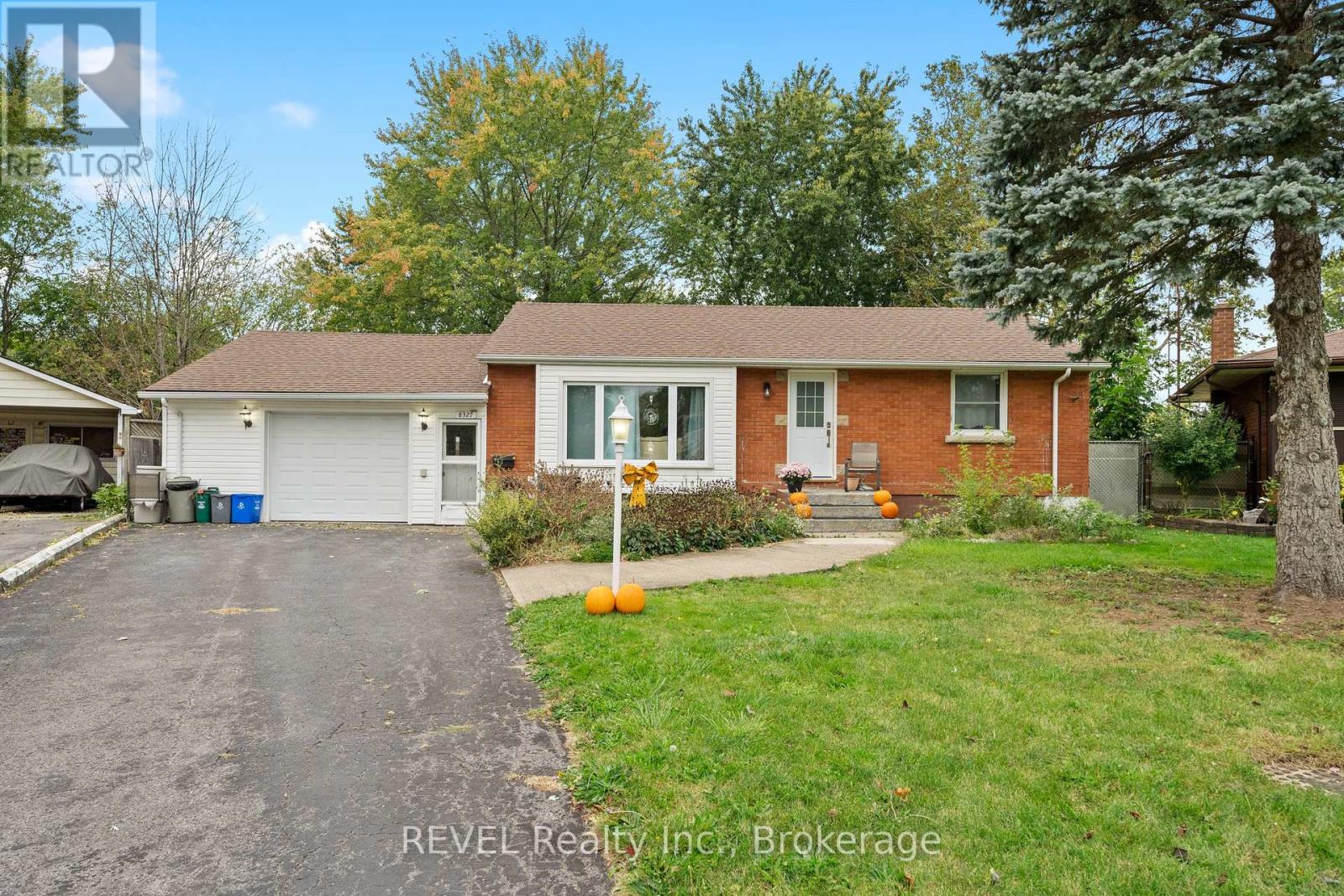 MLS® listing #30345025 for sale located at UPPER UNIT - 8327 PARKWAY DRIVE