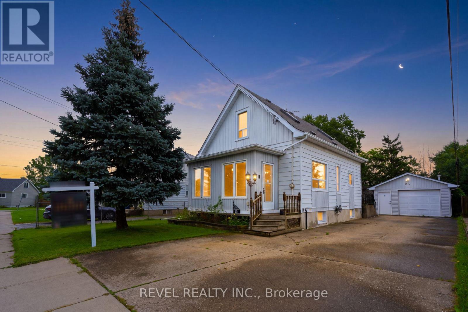 MLS® listing #30349589 for sale located at 3 1/2 DUNDONALD STREET