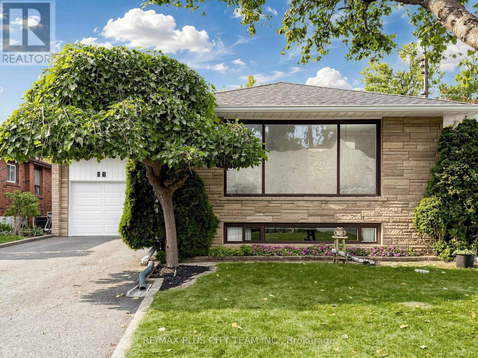 MLS® listing #30350081 for sale located at 16 HOLFORD CRESCENT