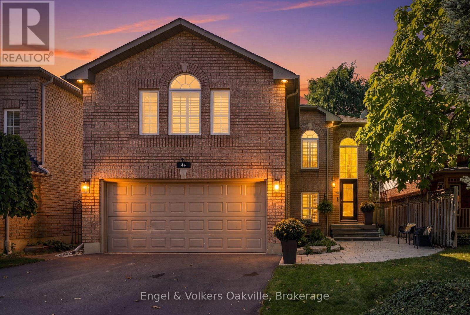 MLS® listing #30368439 for sale located at 44 KEEWAYDIN STREET