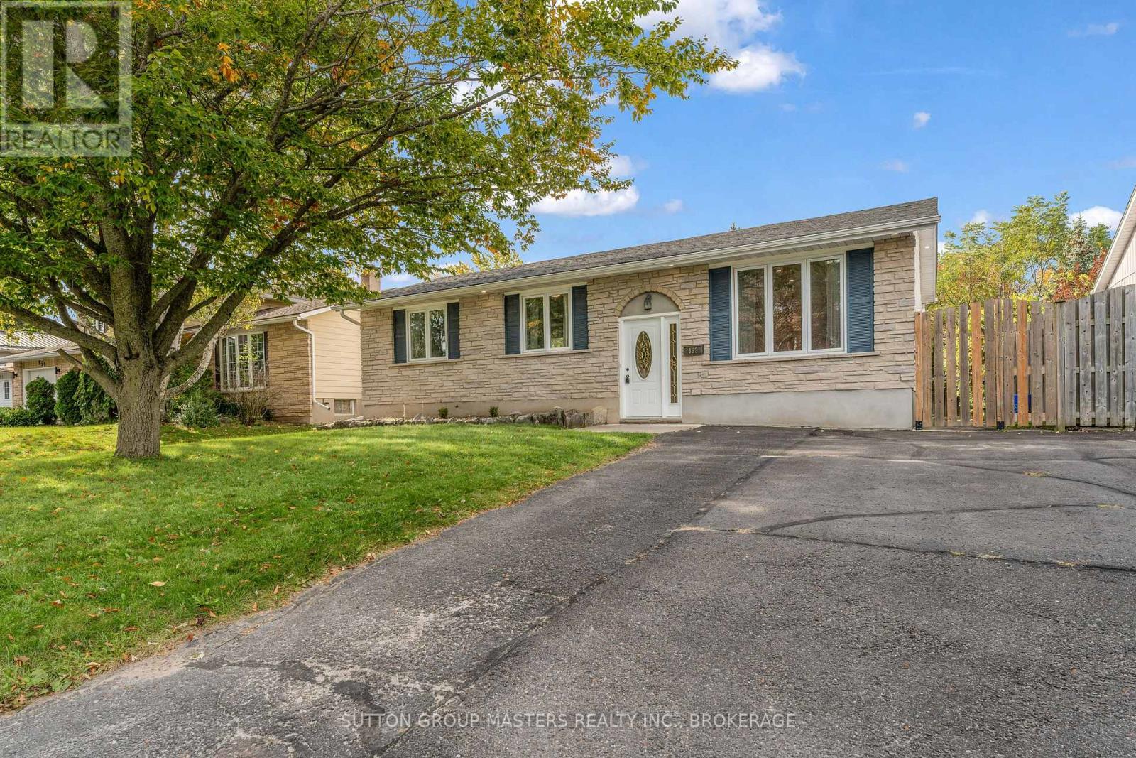 MLS® listing #30384489 for sale located at 863 PEMBRIDGE CRESCENT