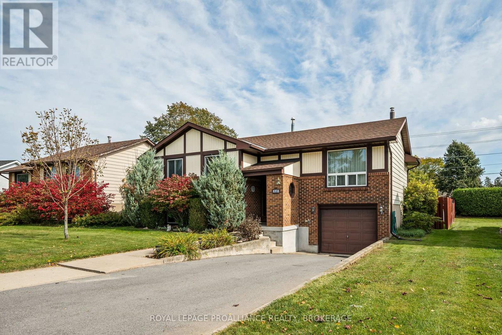 MLS® listing #30385052 for sale located at 956 KENSHAW STREET