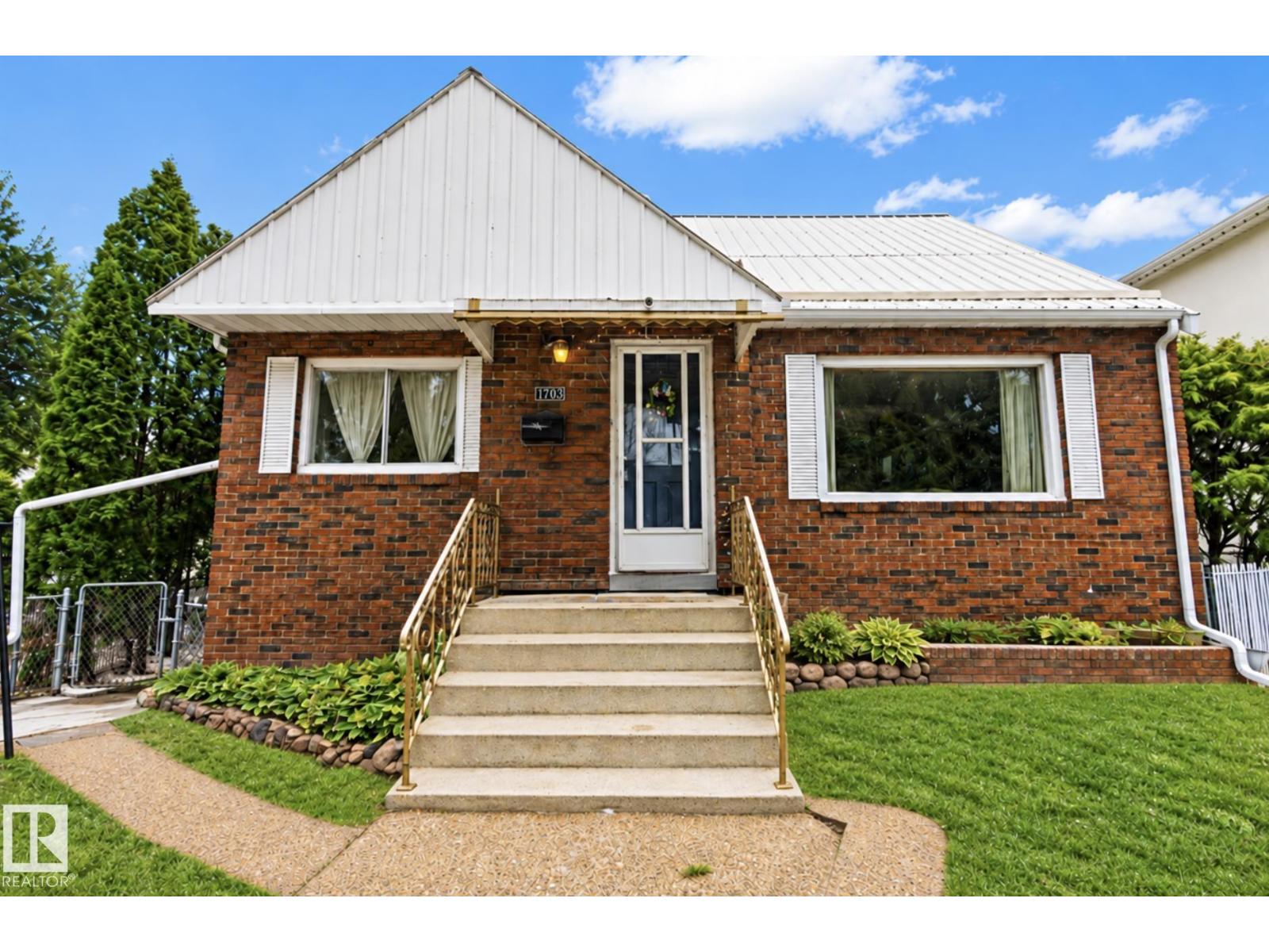 MLS® listing #30402310 for sale located at 7703 77 AV NW