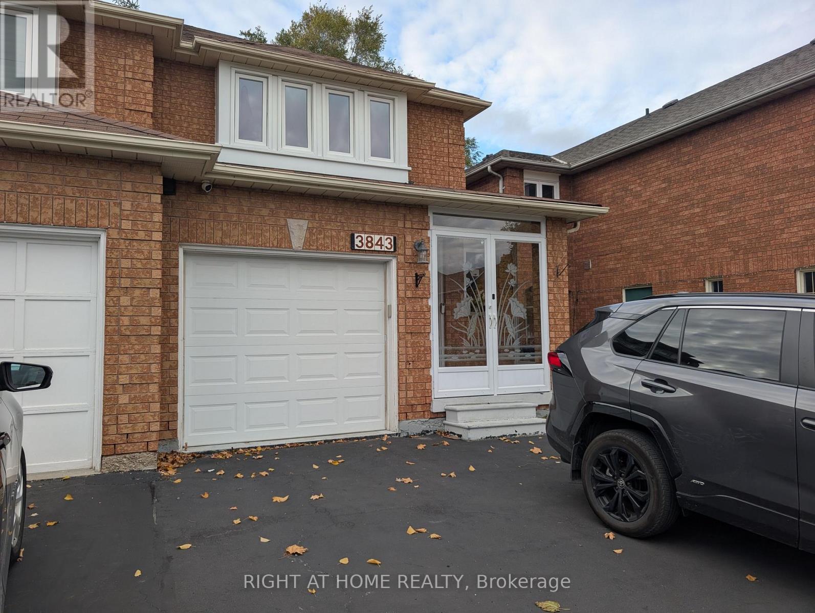 MLS® listing #30409382 for sale located at UPPER - 3843 DENSBURY DRIVE