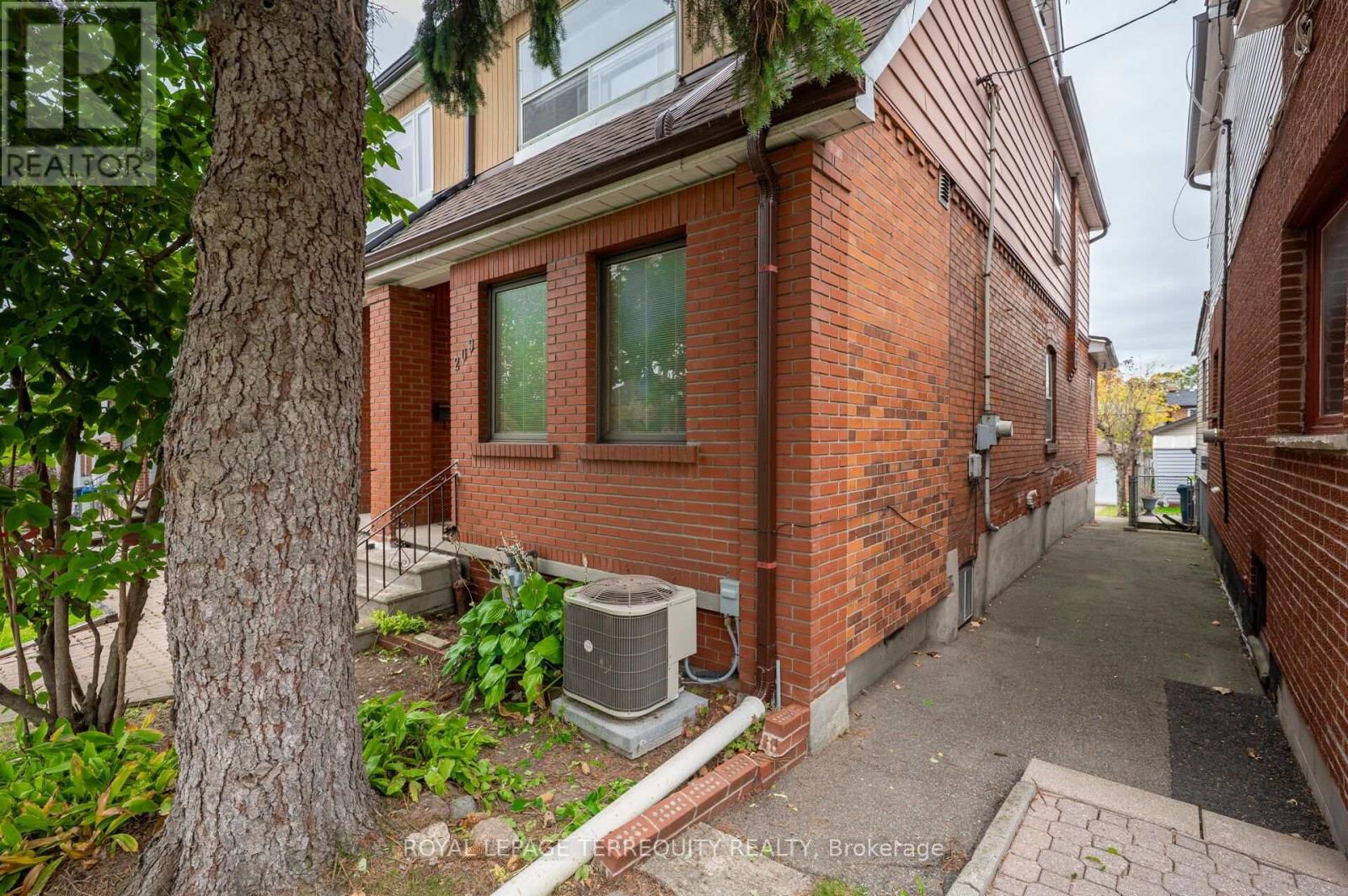 MLS® listing #30417038 for sale located at 209 CALEDONIA ROAD