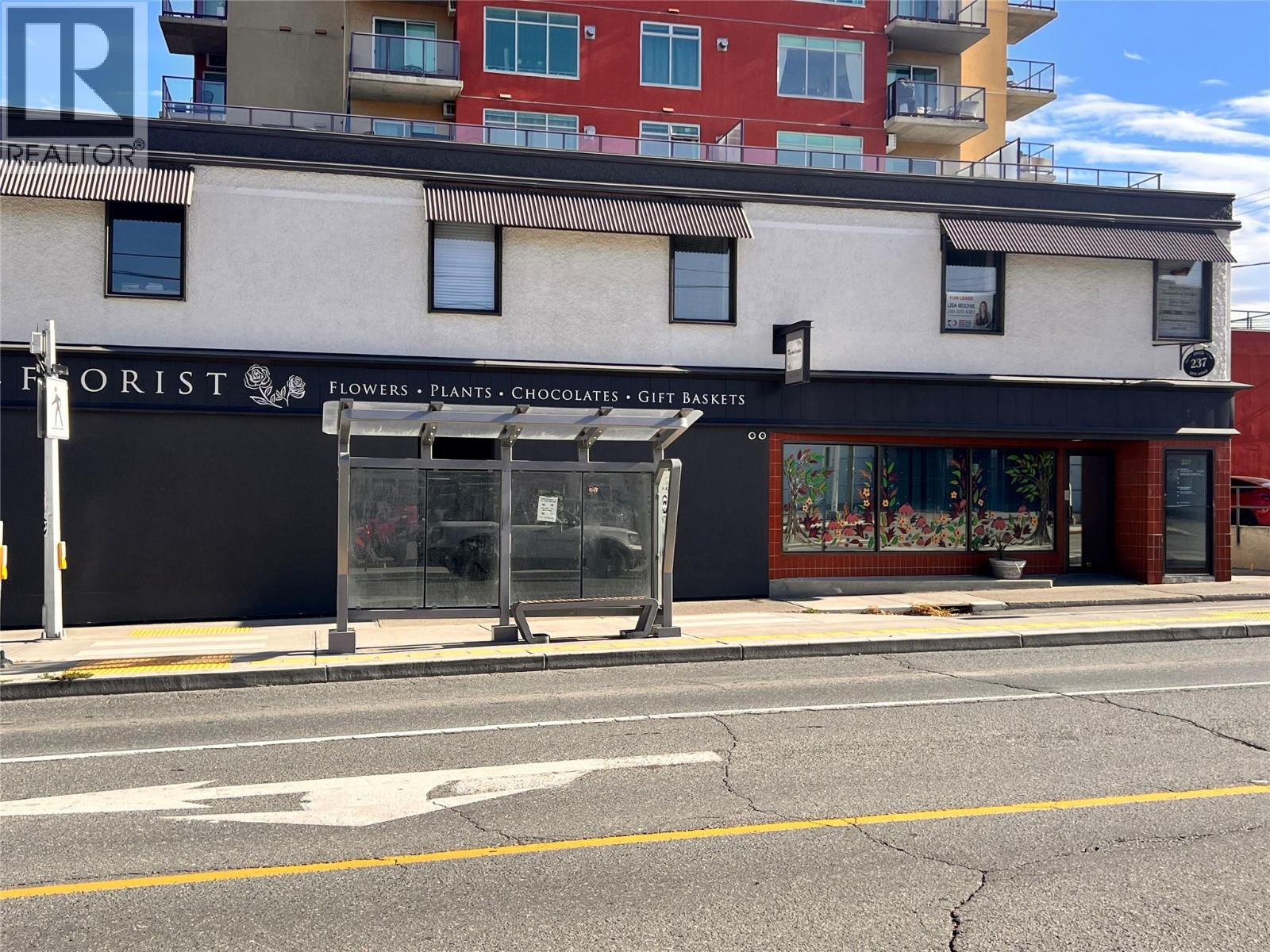MLS® listing #30421434 for sale located at 237 6th Avenue Unit# 1/2