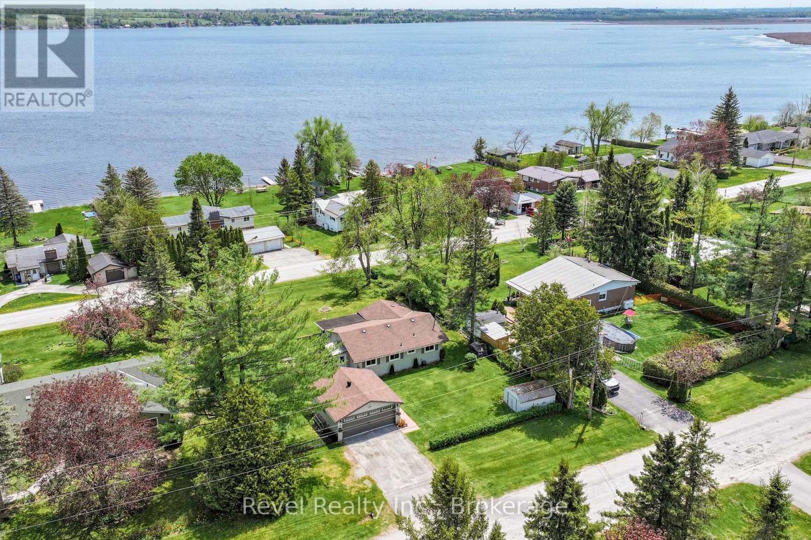 MLS® listing #30421700 for sale located at 133 VICTORIA DRIVE E
