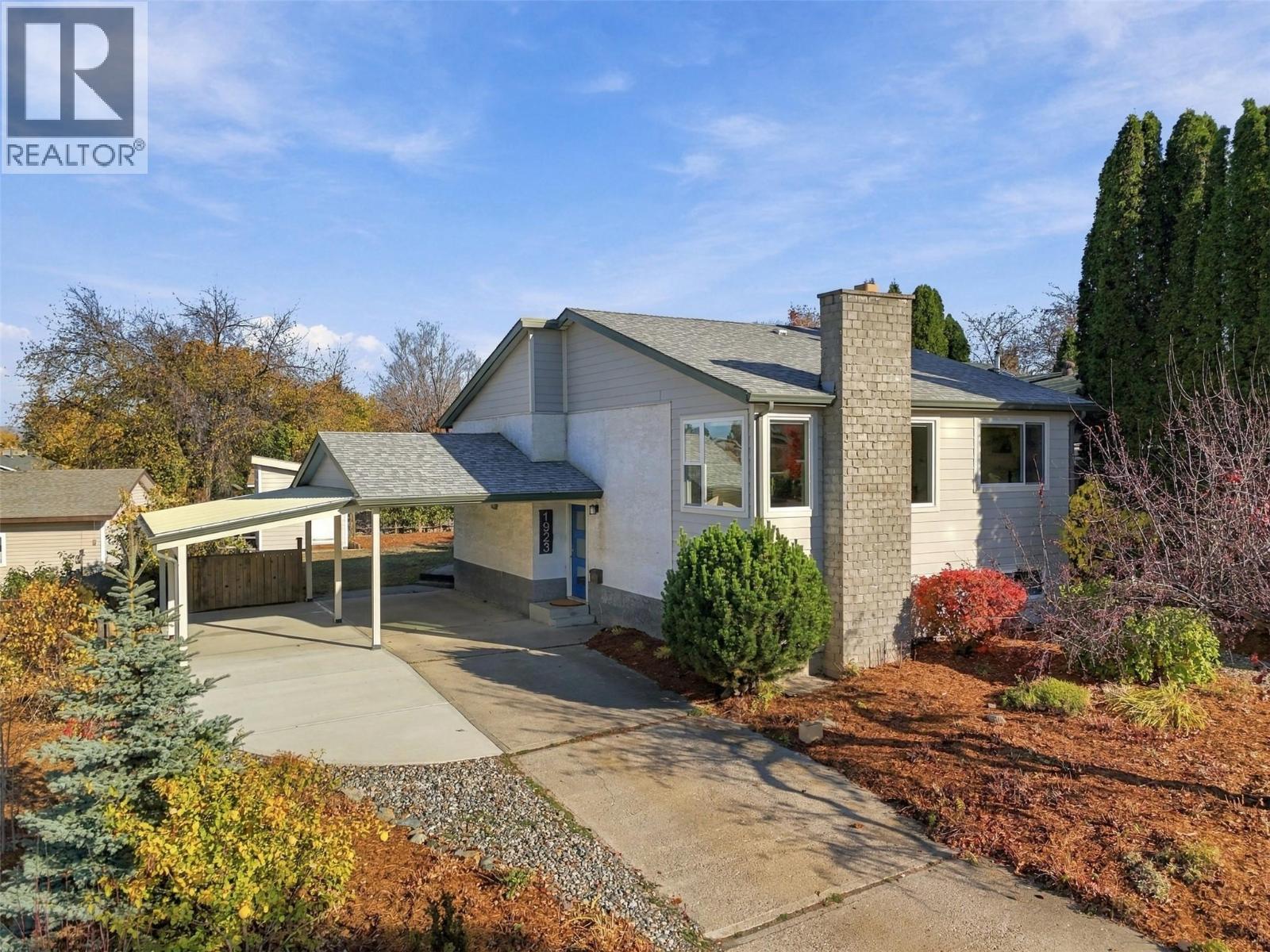MLS® listing #30428313 for sale located at 1923 Gladstone Drive
