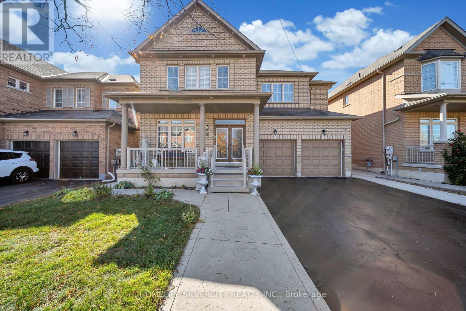 MLS® listing #30436117 for sale located at 70 APPLEAIRE CRESCENT
