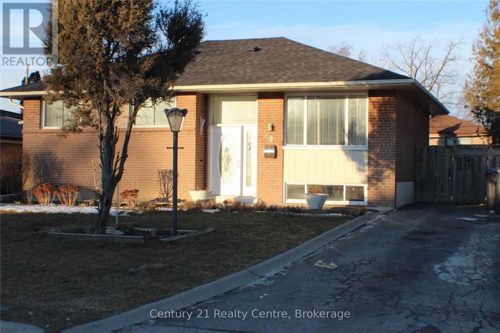 MLS® listing #30437207 for sale located at UPPER LVL - 19 ATHLONE AVENUE