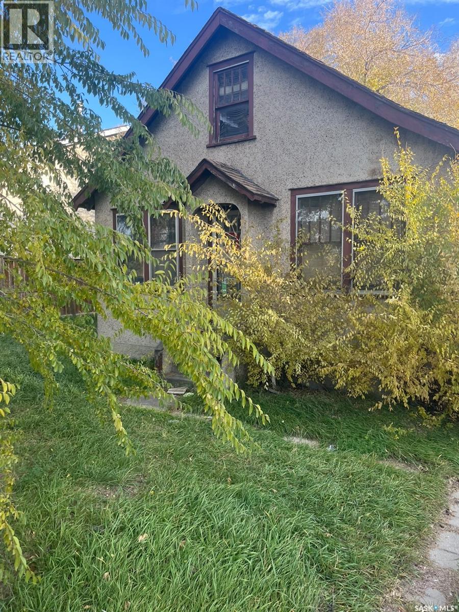 MLS® listing #30438102 for sale located at 902 Gray AVENUE