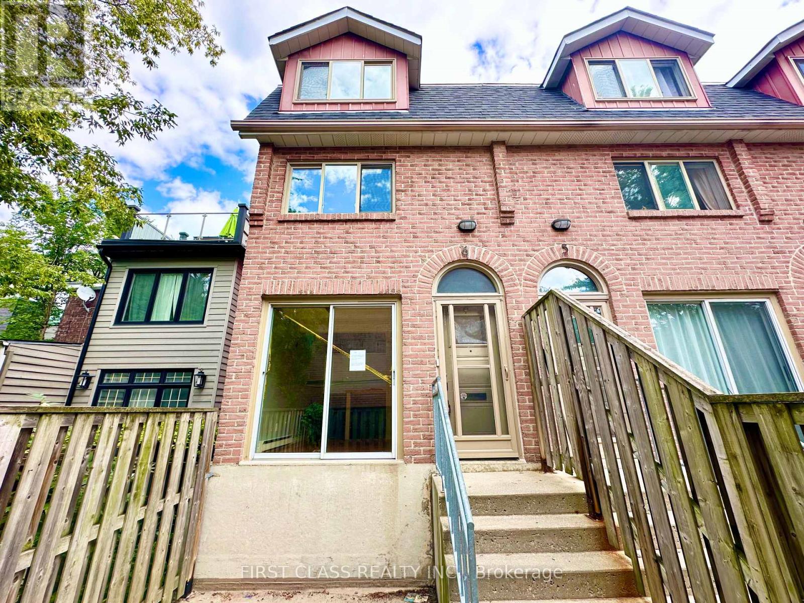 MLS® listing #30447186 for sale located at 6 - 32 CURZON STREET