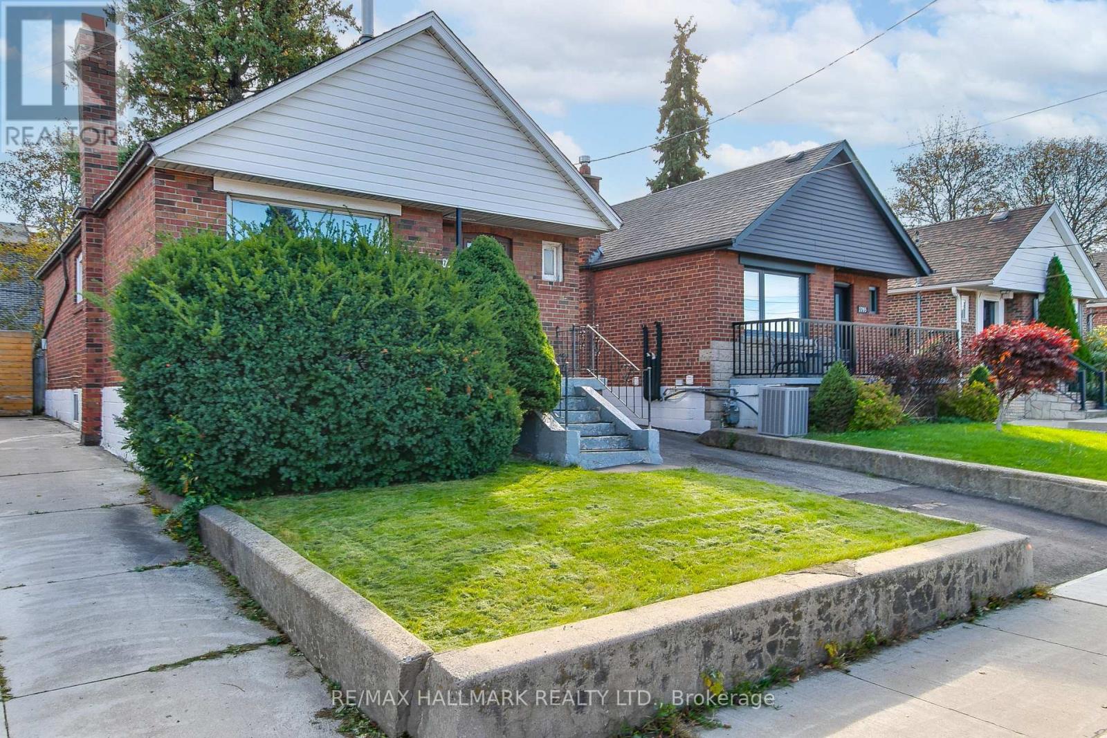 MLS® listing #30447270 for sale located at 2797 ST CLAIR AVENUE E