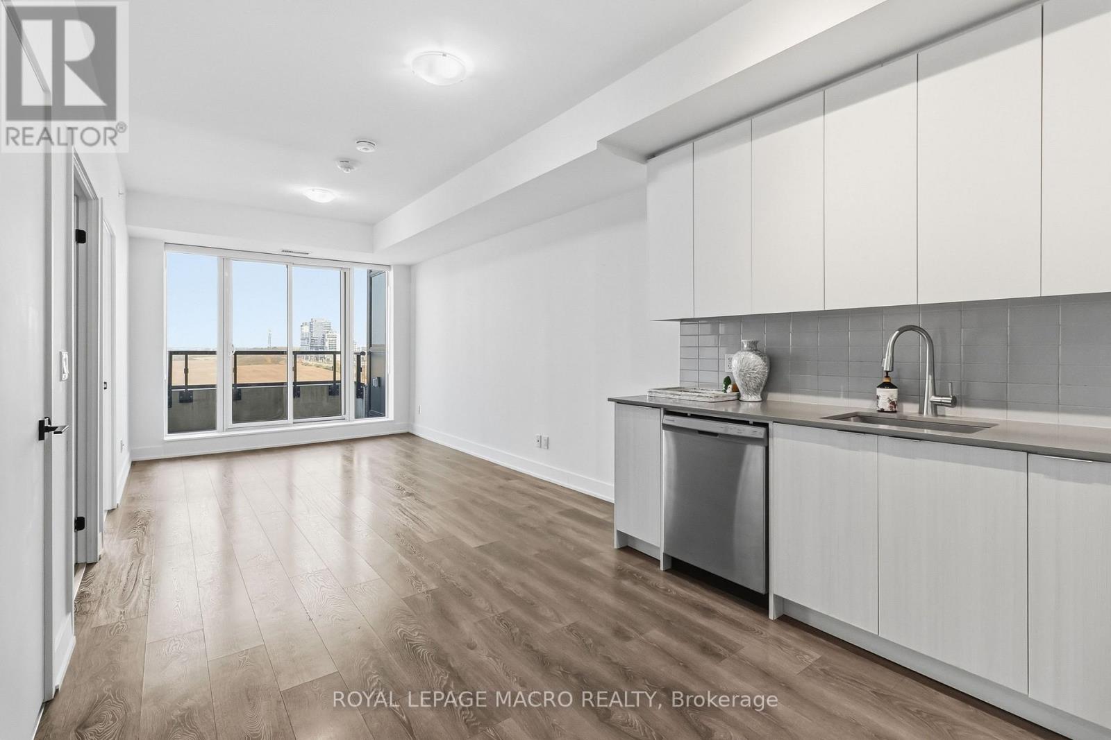MLS® listing #30451207 for sale located at 815 - 2489 TAUNTON ROAD