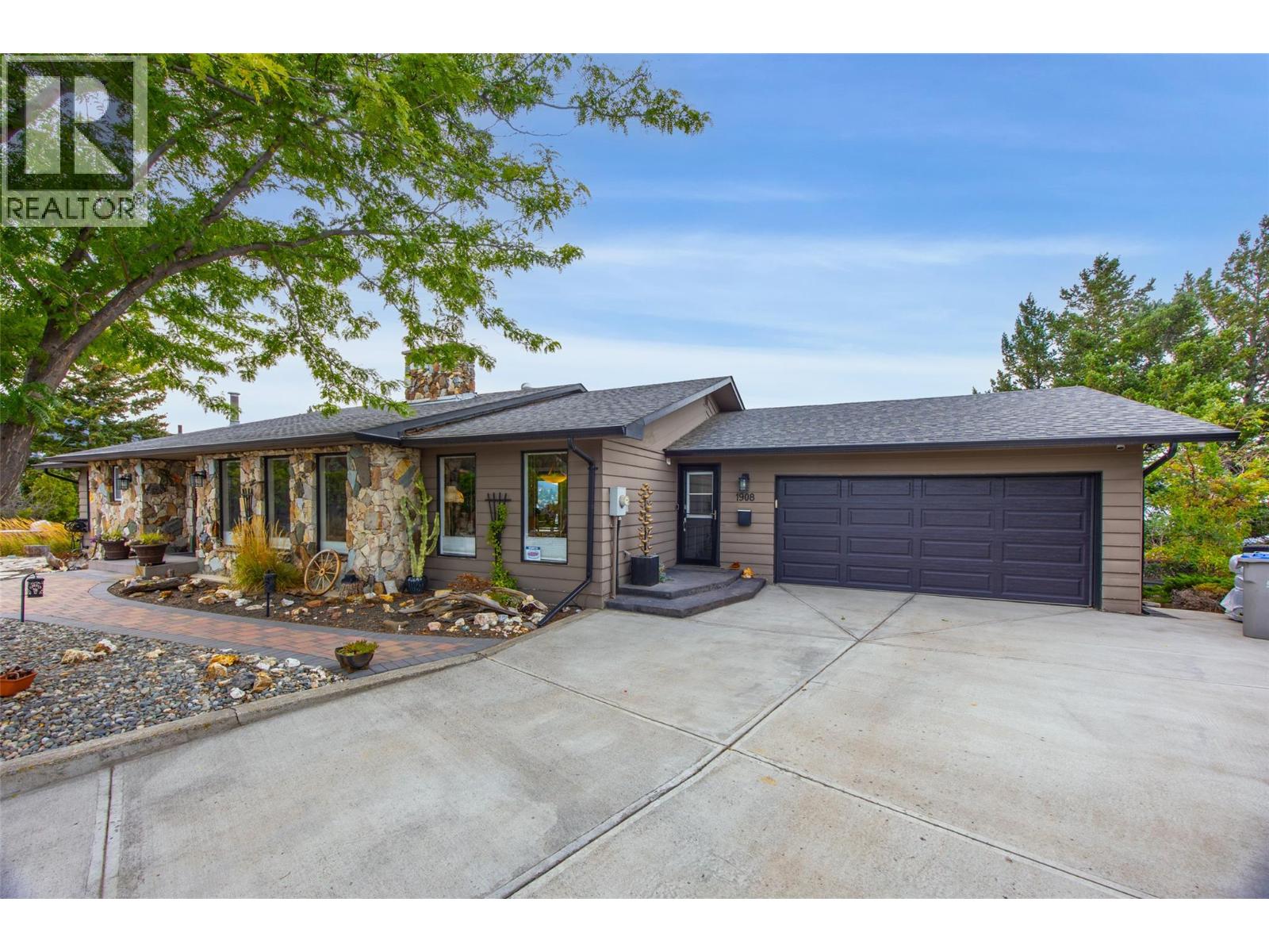 MLS® listing #30463772 for sale located at 1908 Glencoe Place