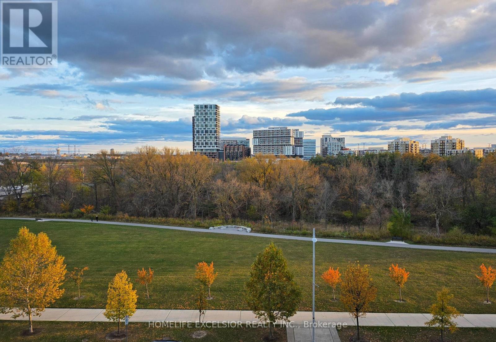 MLS® listing #30464541 for sale located at 715 - 18 UPTOWN DRIVE