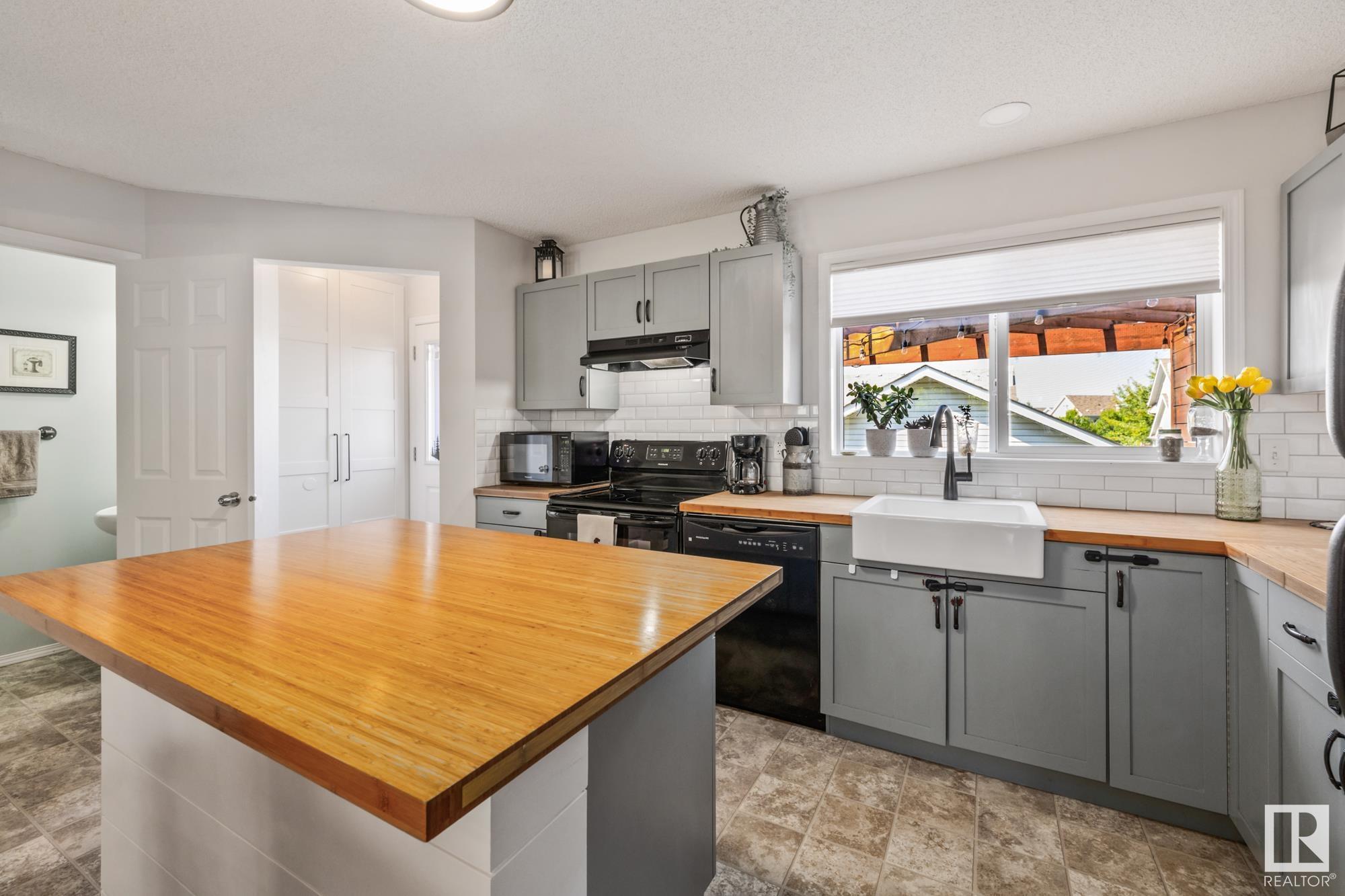 9102 SHAW Way, E4451080, Alberta,