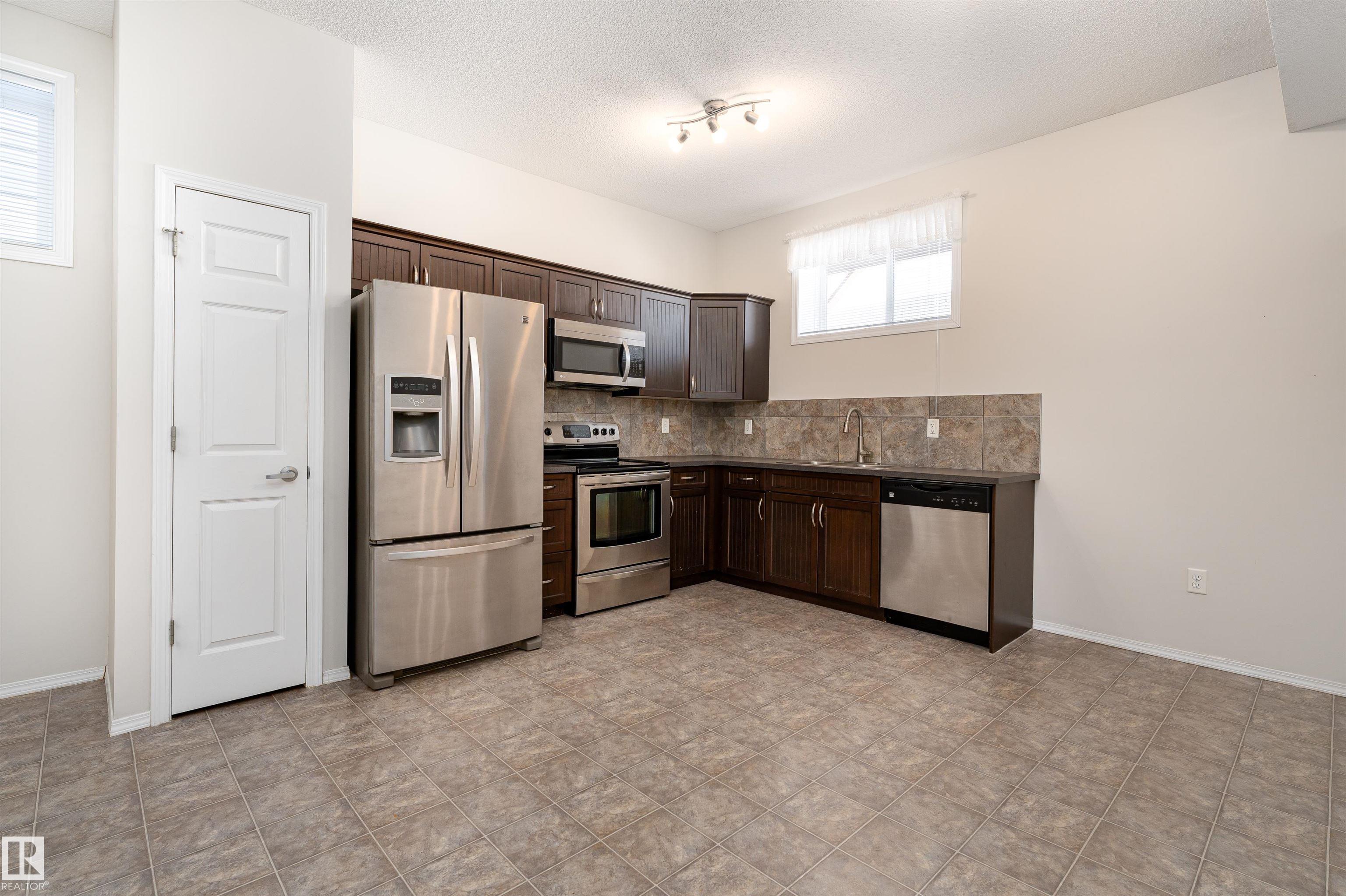 140 142 SELKIRK Place, E4451741, Alberta,