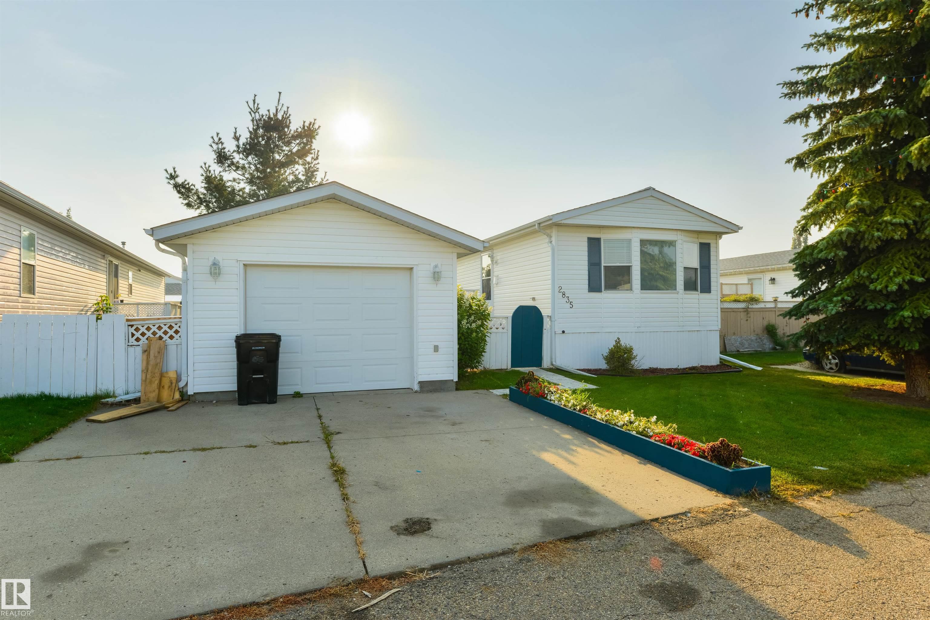 2835 Lakeside Close, E4455586, Alberta,