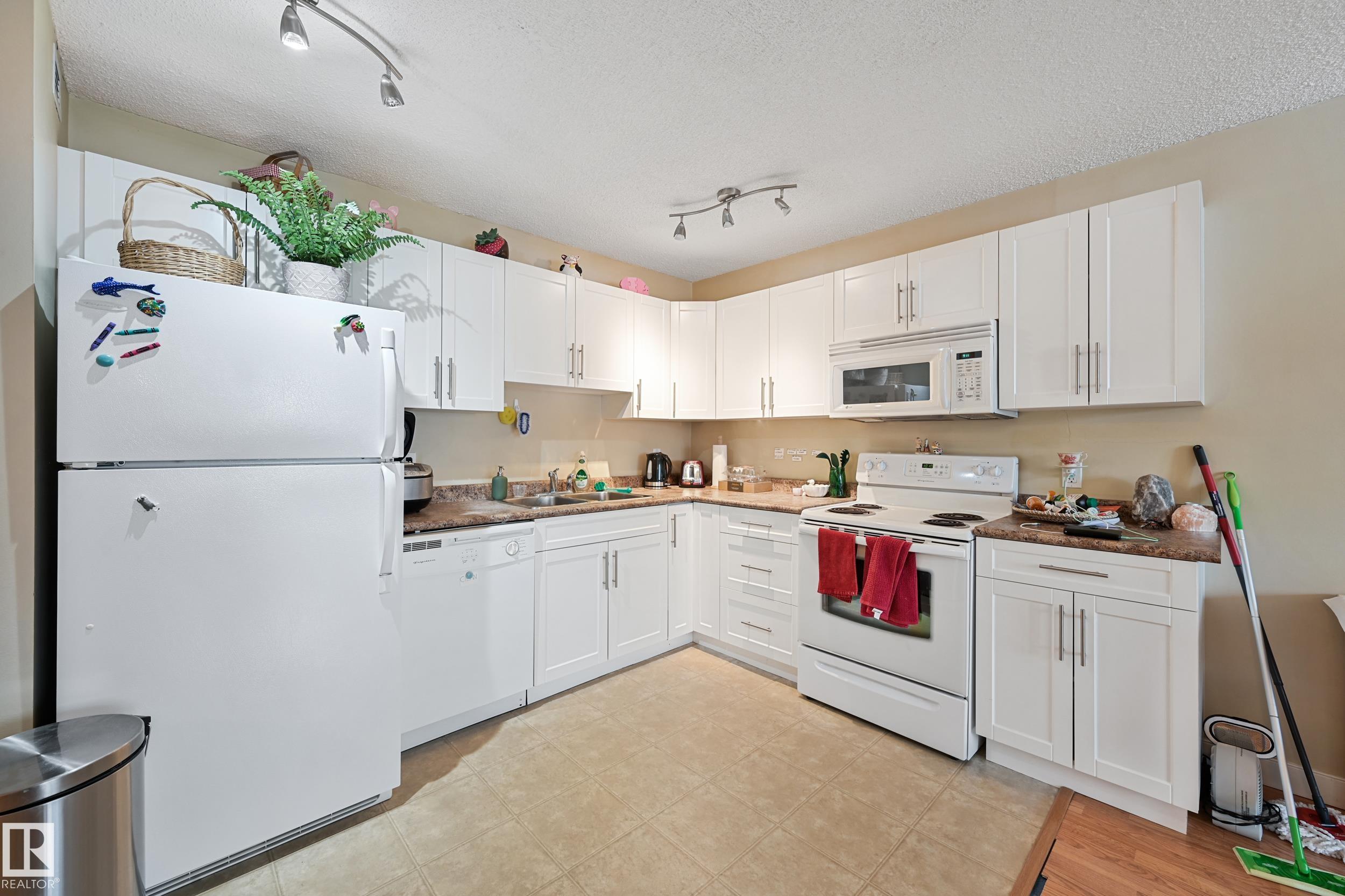 Third View of 901 9710 105 Street, Downtown (Edmonton), Edmonton, Alberta, T5K 1A4