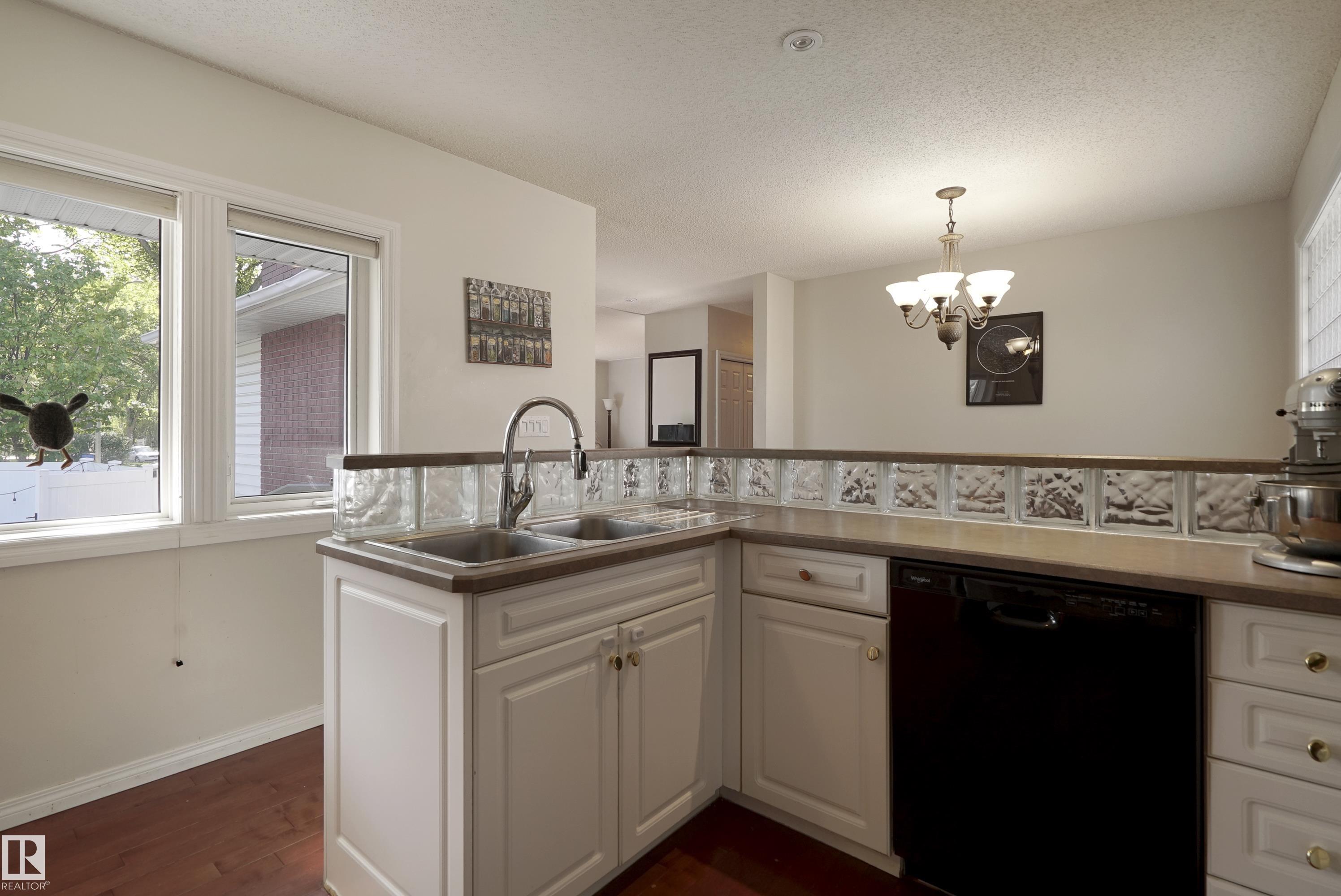 Fourth View of 7804 92 Avenue, Holyrood, Edmonton, Alberta, T6C 1R5