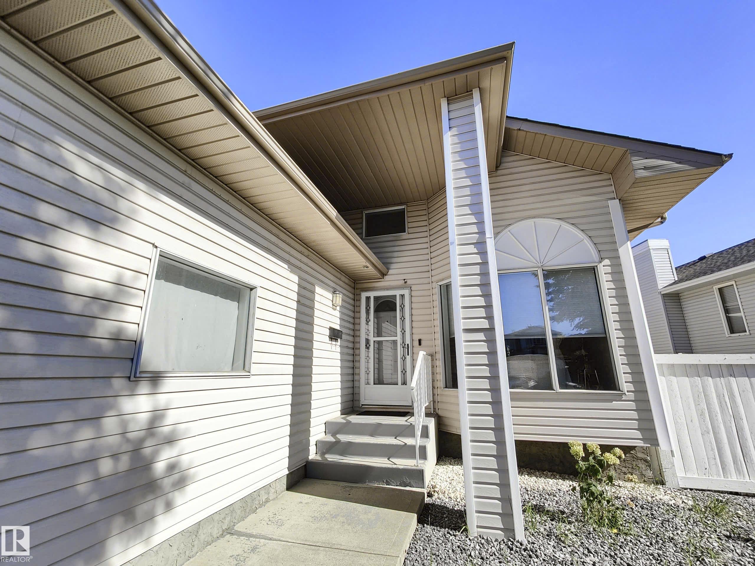 Second View of 215 PETER Close NW, Potter Greens, Edmonton, Alberta, T5T 5Y5
