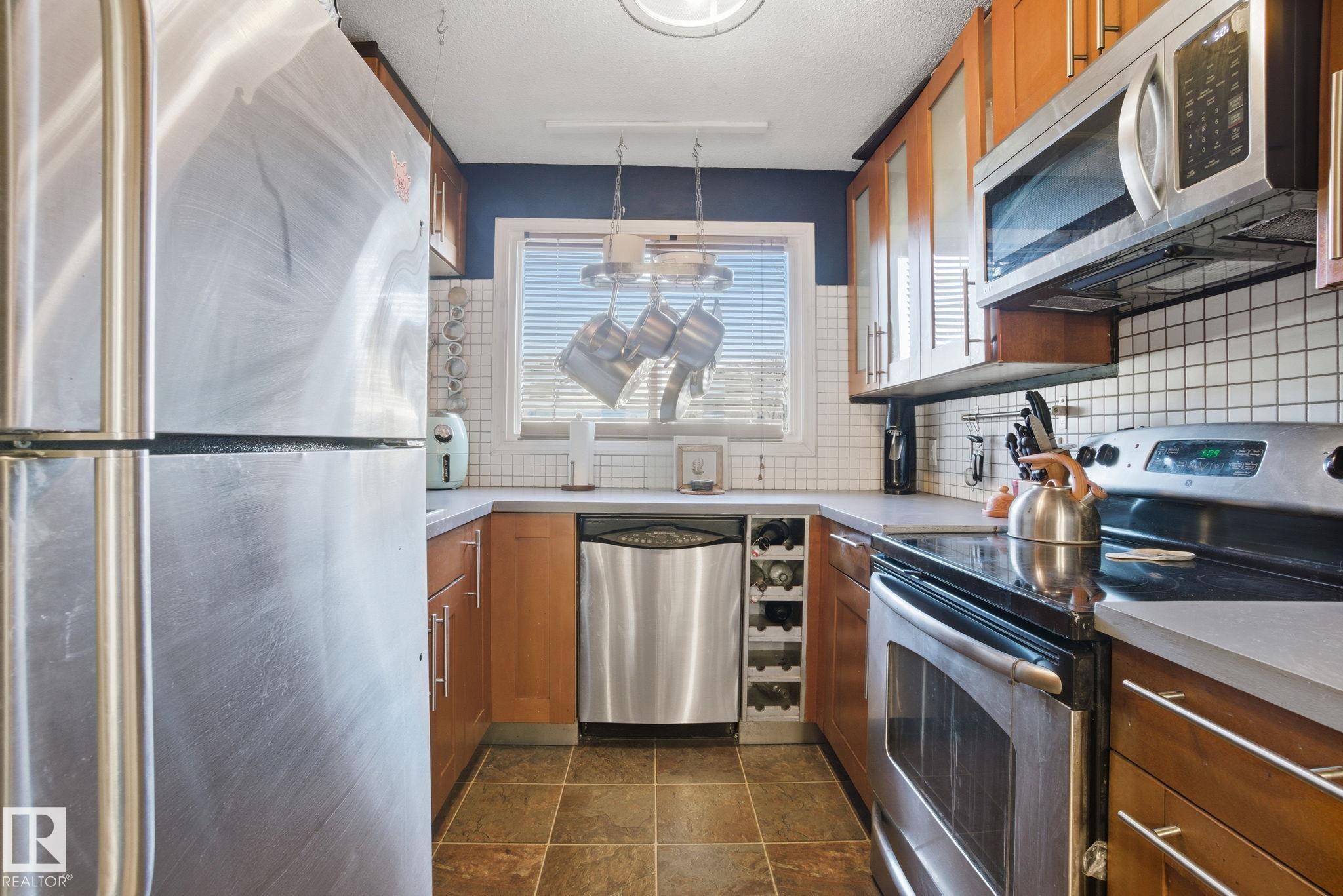 Fourth View of 223 DICKINSFIELD Court, Evansdale, Edmonton, Alberta, T5E 5V8