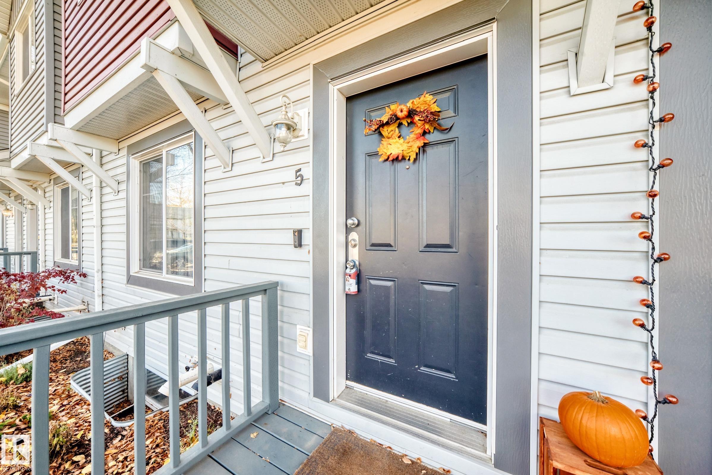 Third View of 5 1404 HERMITAGE Road NW, Canon Ridge, Edmonton, Alberta, T5A 0P5