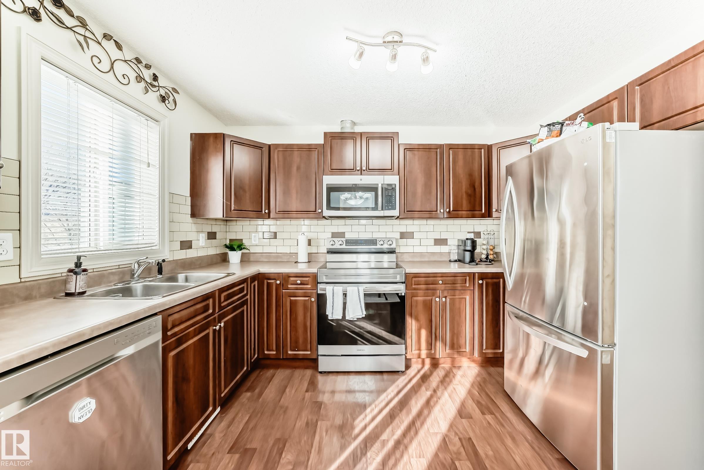 Fourth View of 5 1404 HERMITAGE Road NW, Canon Ridge, Edmonton, Alberta, T5A 0P5