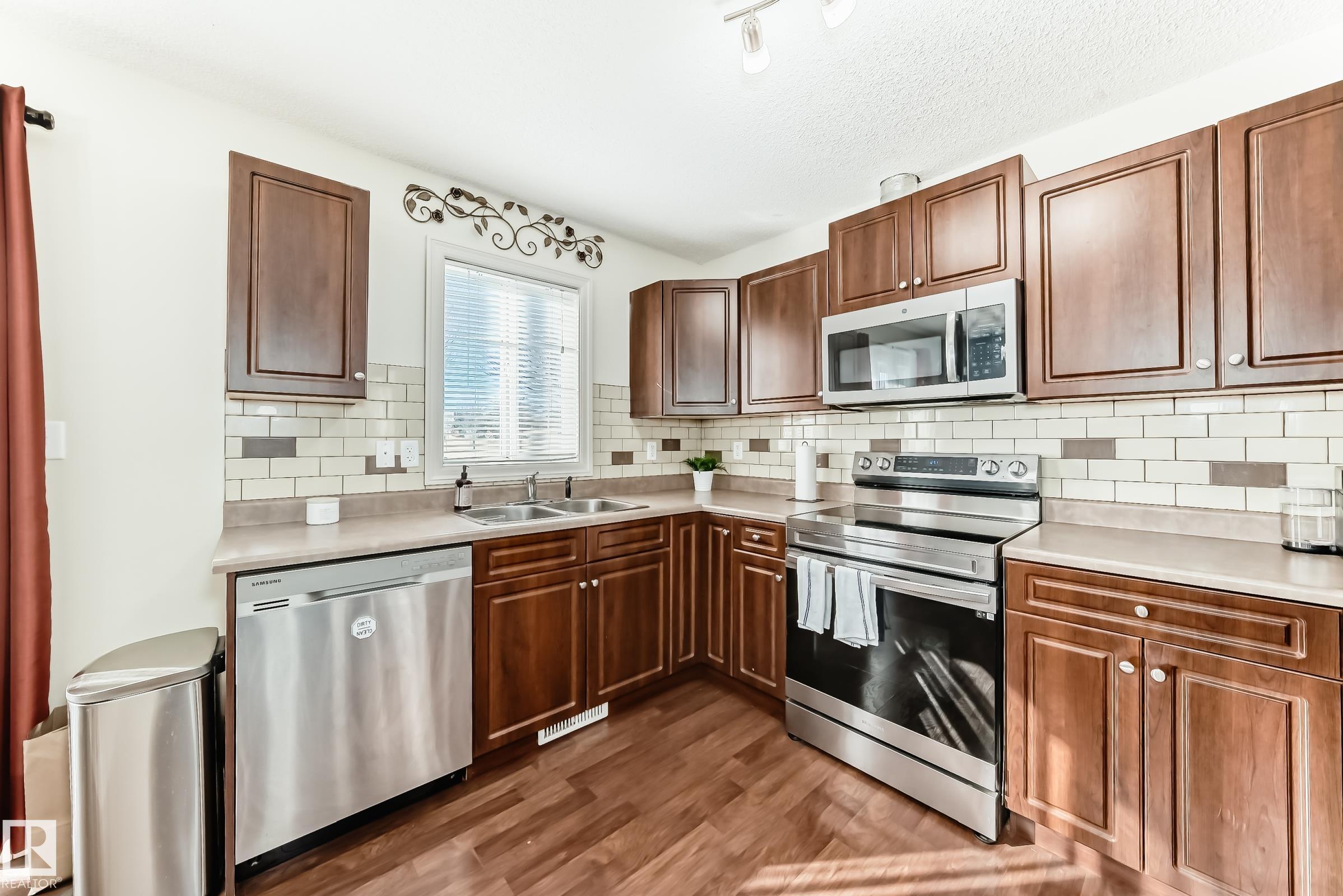 Fifth View of 5 1404 HERMITAGE Road NW, Canon Ridge, Edmonton, Alberta, T5A 0P5