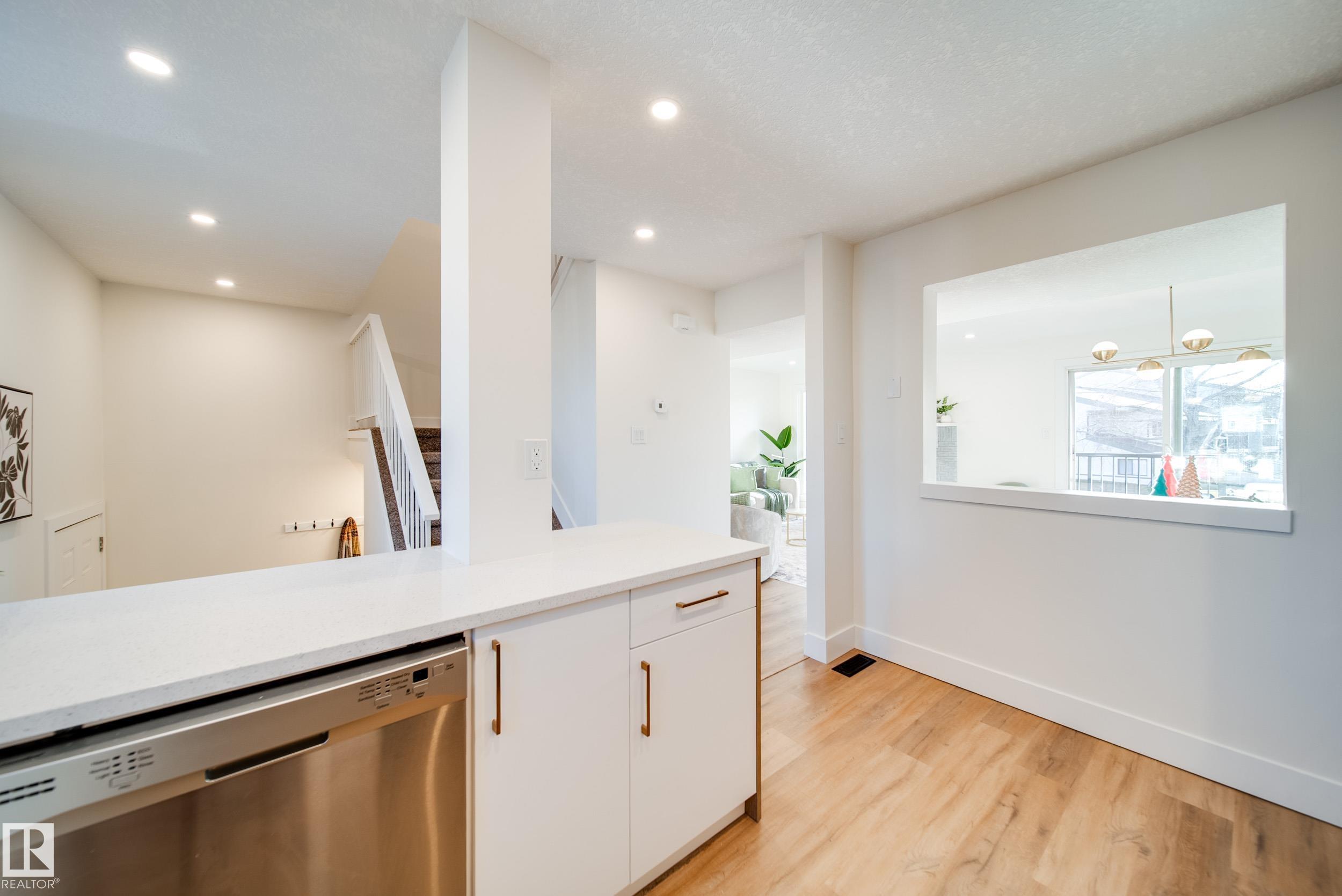 Fourth View of 5394 38A Avenue, Greenview (Edmonton), Edmonton, Alberta, T6L 2H4