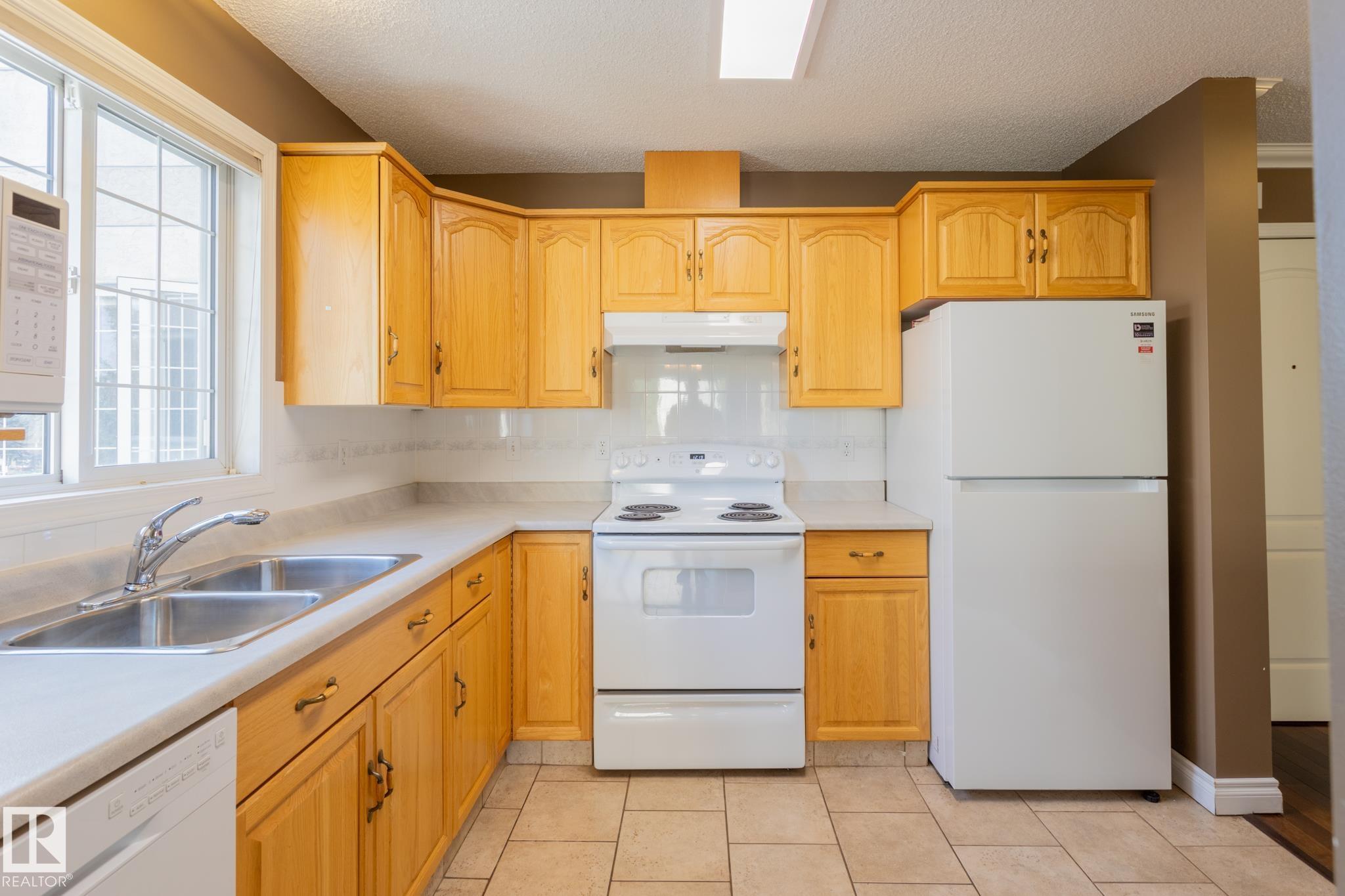 Third View of 305 13450 114 Avenue, Woodcroft, Edmonton, Alberta, T5M 4C4