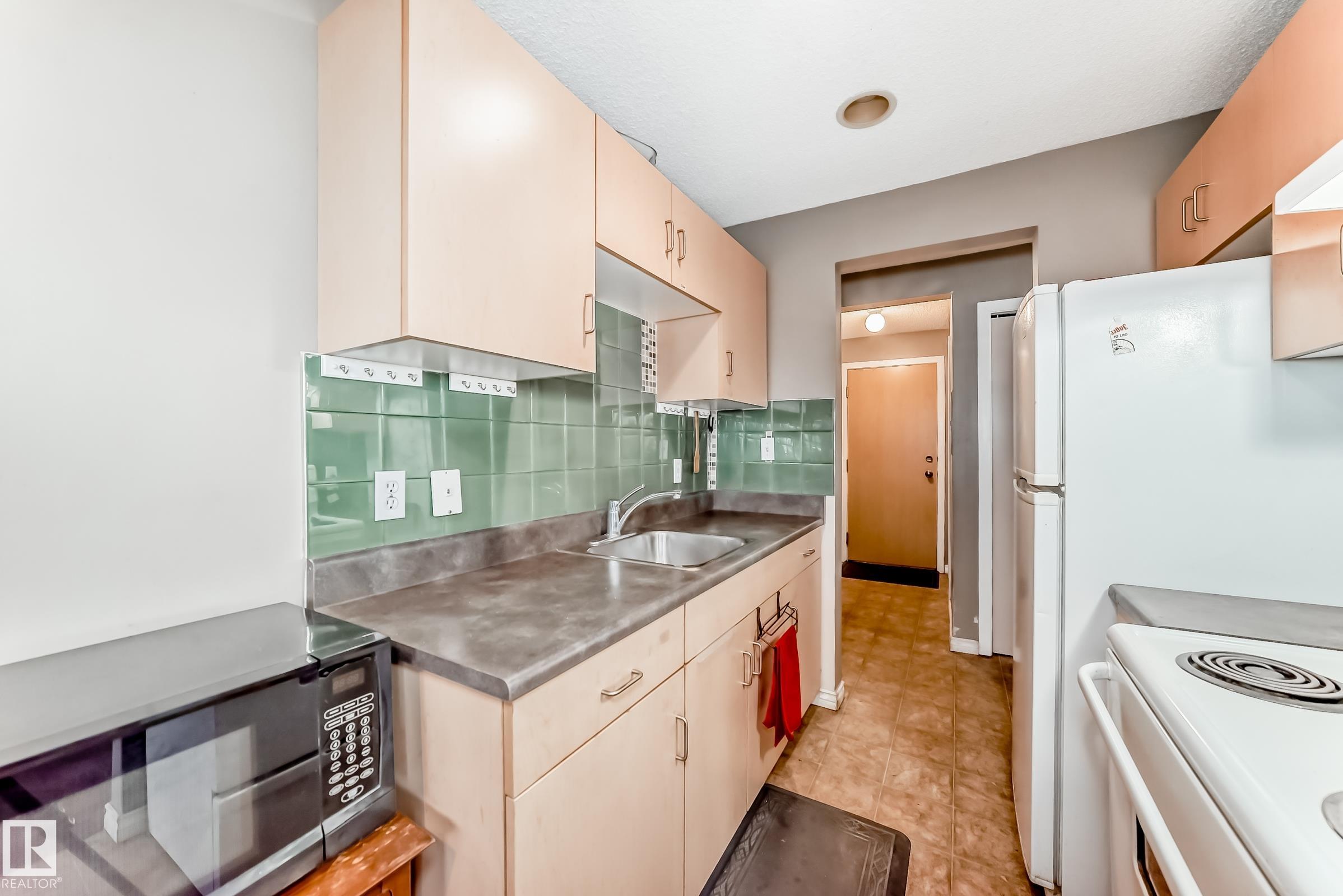 Second View of 305 12710 127 Street, Athlone, Edmonton, Alberta, T5L 1A5