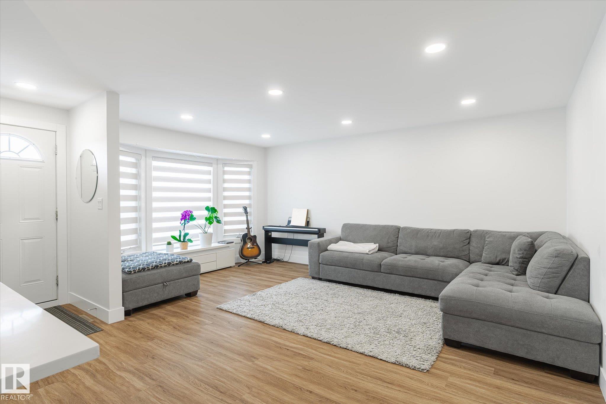 Third View of 1720 35 Street, Daly Grove, Edmonton, Alberta, T6L 2P1