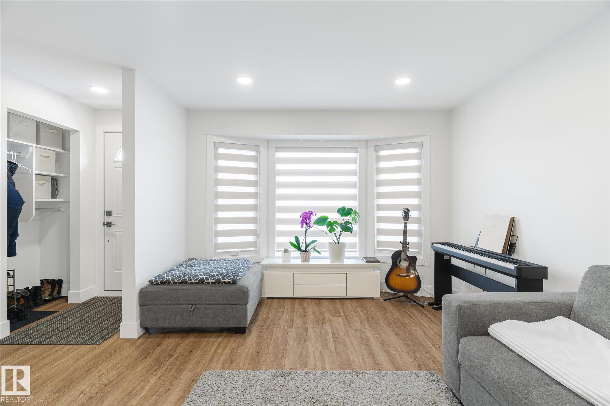 Fifth View of 1720 35 Street, Daly Grove, Edmonton, Alberta, T6L 2P1