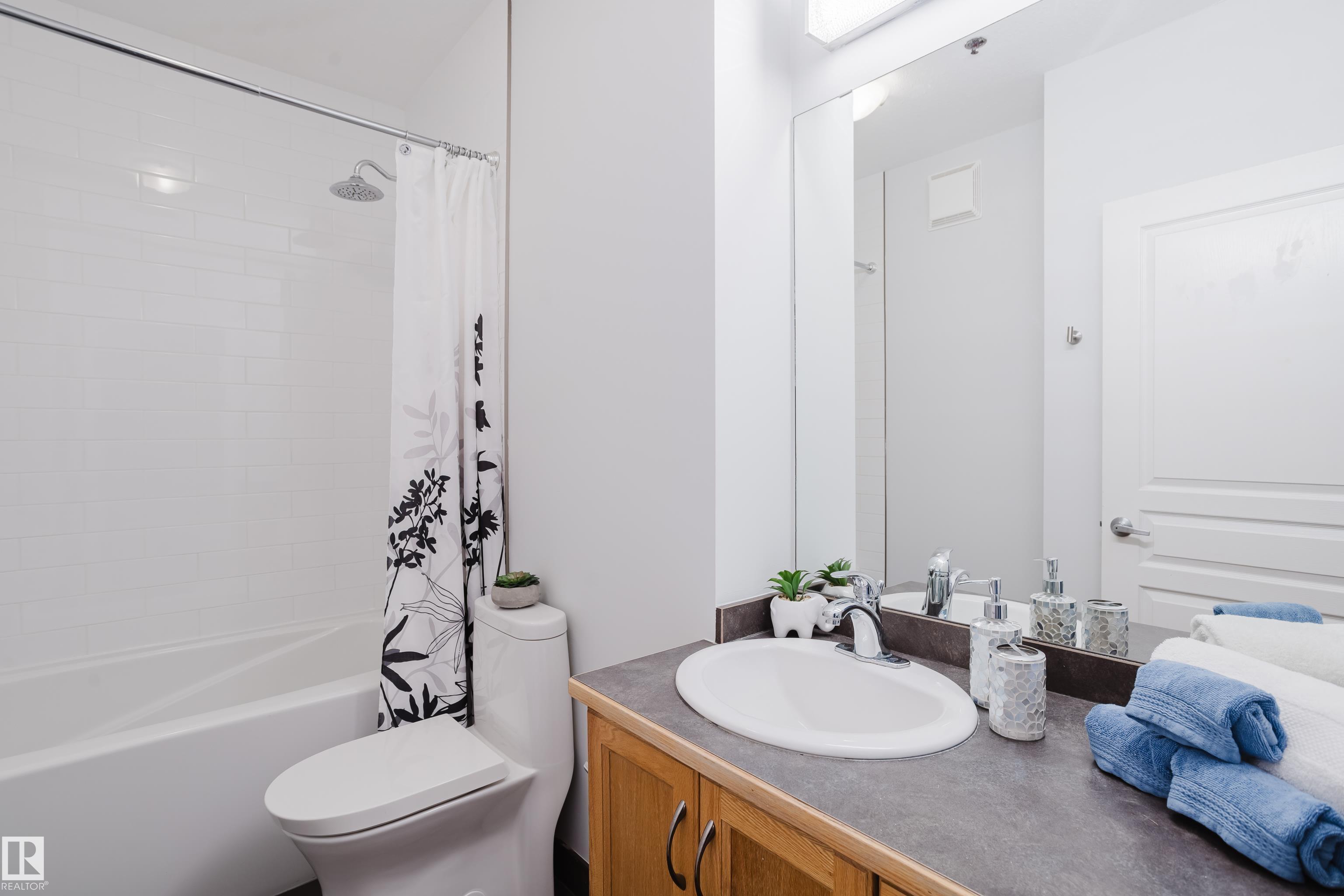 Fifth View of 207 10147 112 Street, Wîhkwêntôwin, Edmonton, Alberta, T5K 1M1