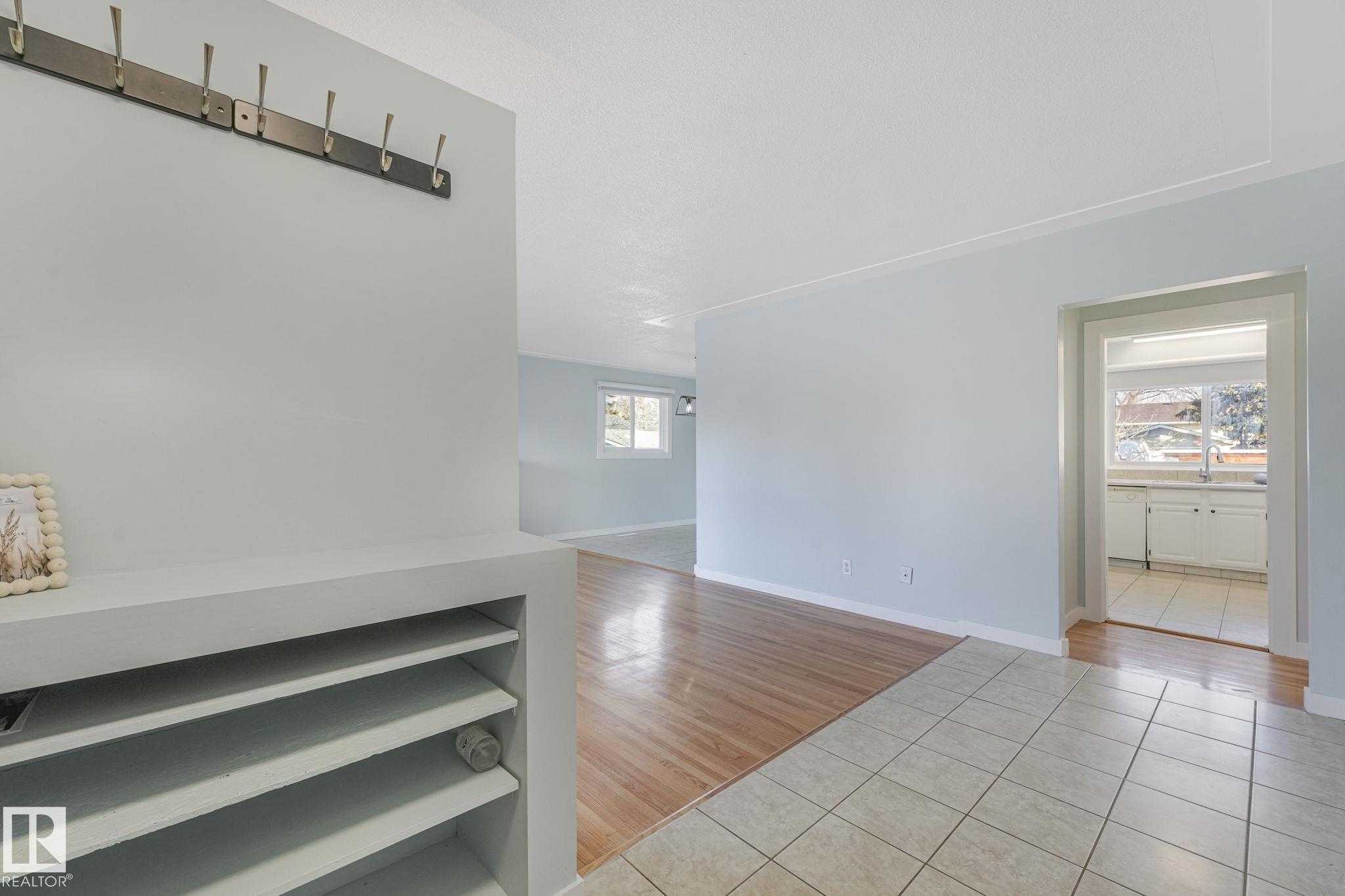 Third View of 15704 91 Avenue, Meadowlark Park (Edmonton), Edmonton, Alberta, T5R 5A1