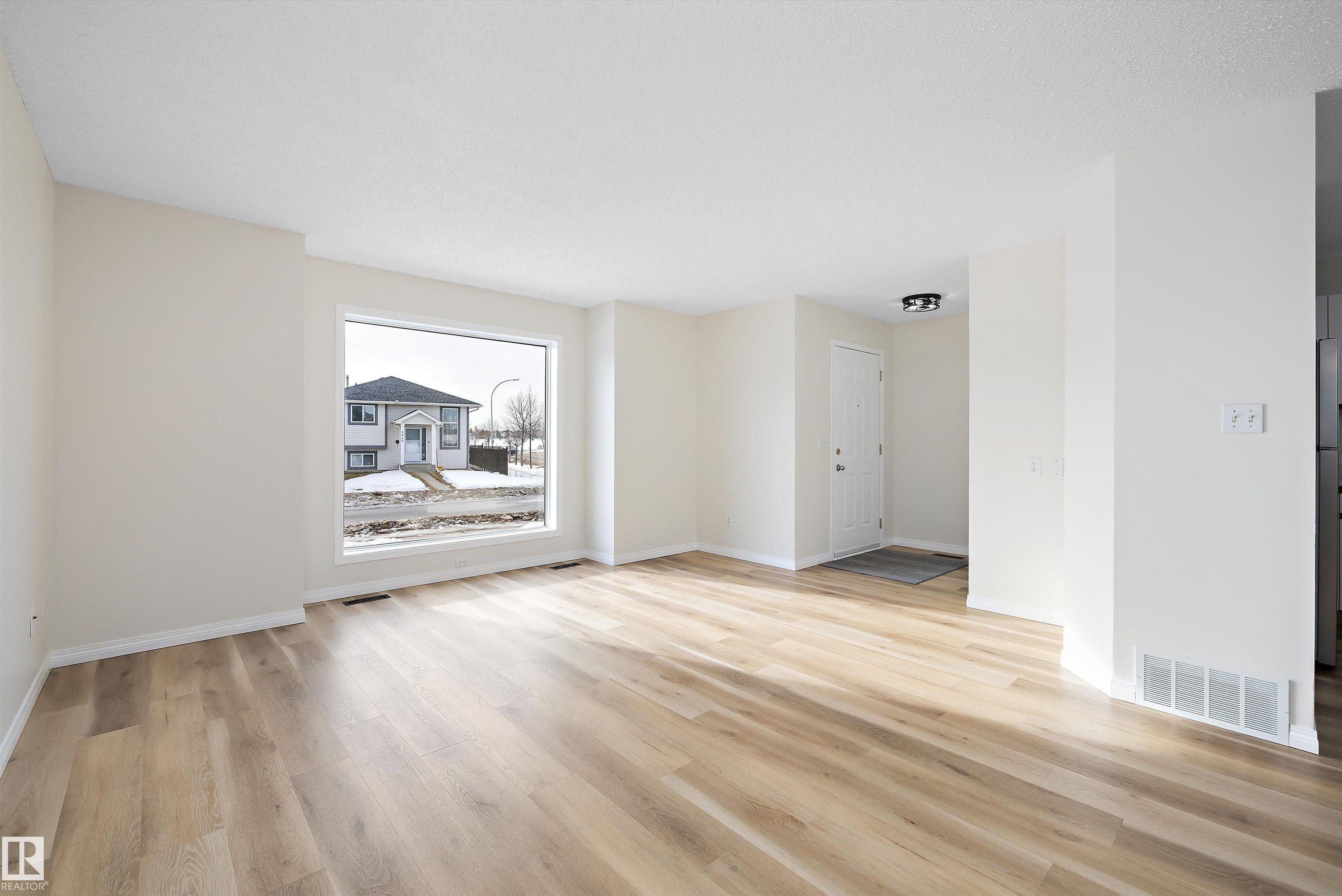 Third View of 5914 162A Avenue, Hollick-Kenyon, Edmonton, Alberta, T5Y 2W2