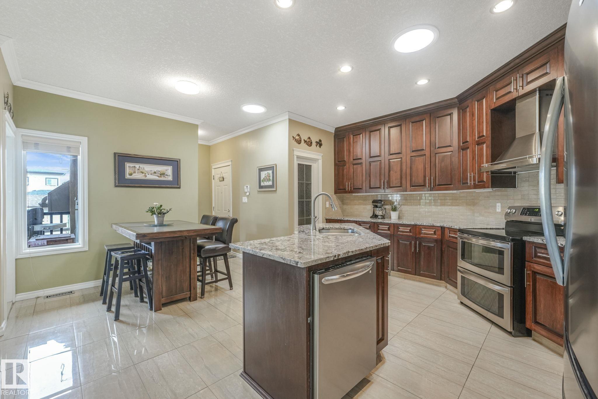 Fifth View of 9812 154 Street, West Jasper Place, Edmonton, Alberta, T5P 2G6