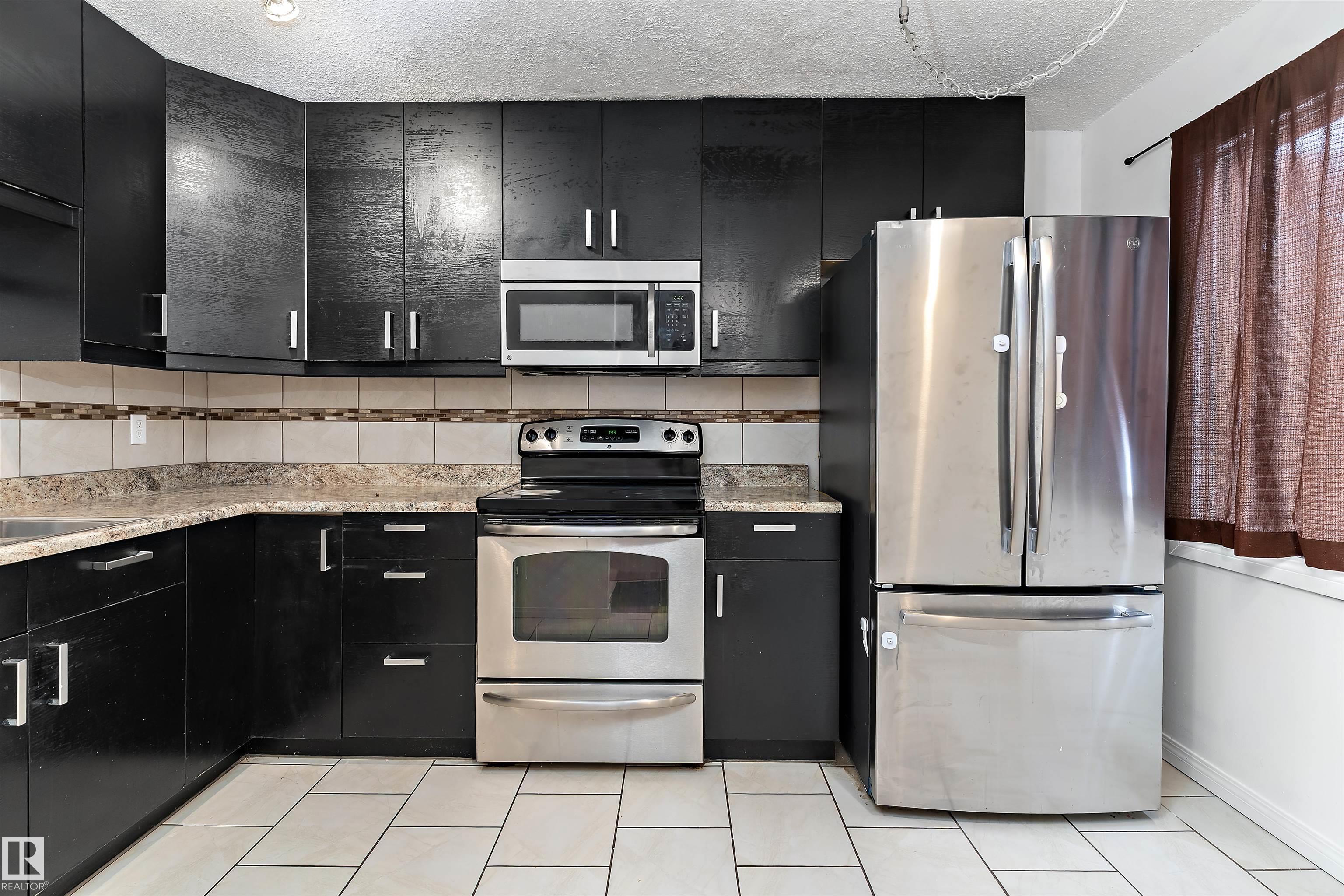 Fifth View of 196 ROSELAND Village, Northmount (Edmonton), Edmonton, Alberta, T5E 5R6