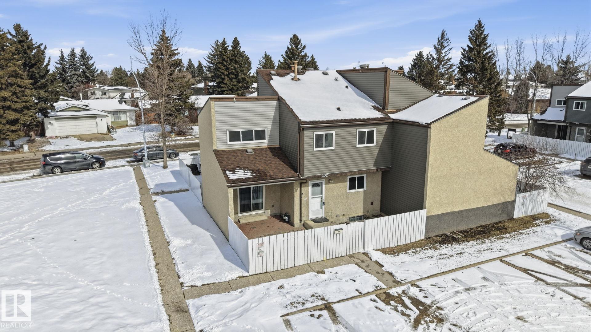 Second View of 202 KASKITAYO Crest, Blue Quill, Edmonton, Alberta, T6J 3T3