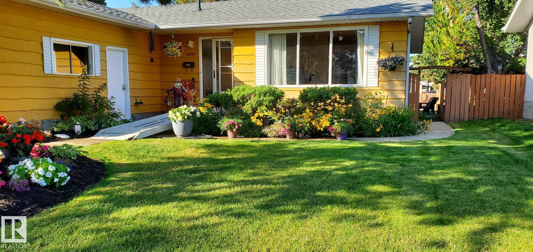 Second View of 10928 36A Avenue, Duggan, Edmonton, Alberta, T6J 0E4