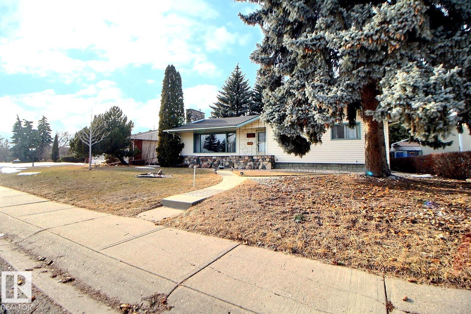 Third View of 243 LYNNWOOD Way, Lynnwood, Edmonton, Alberta, T5R 1B2